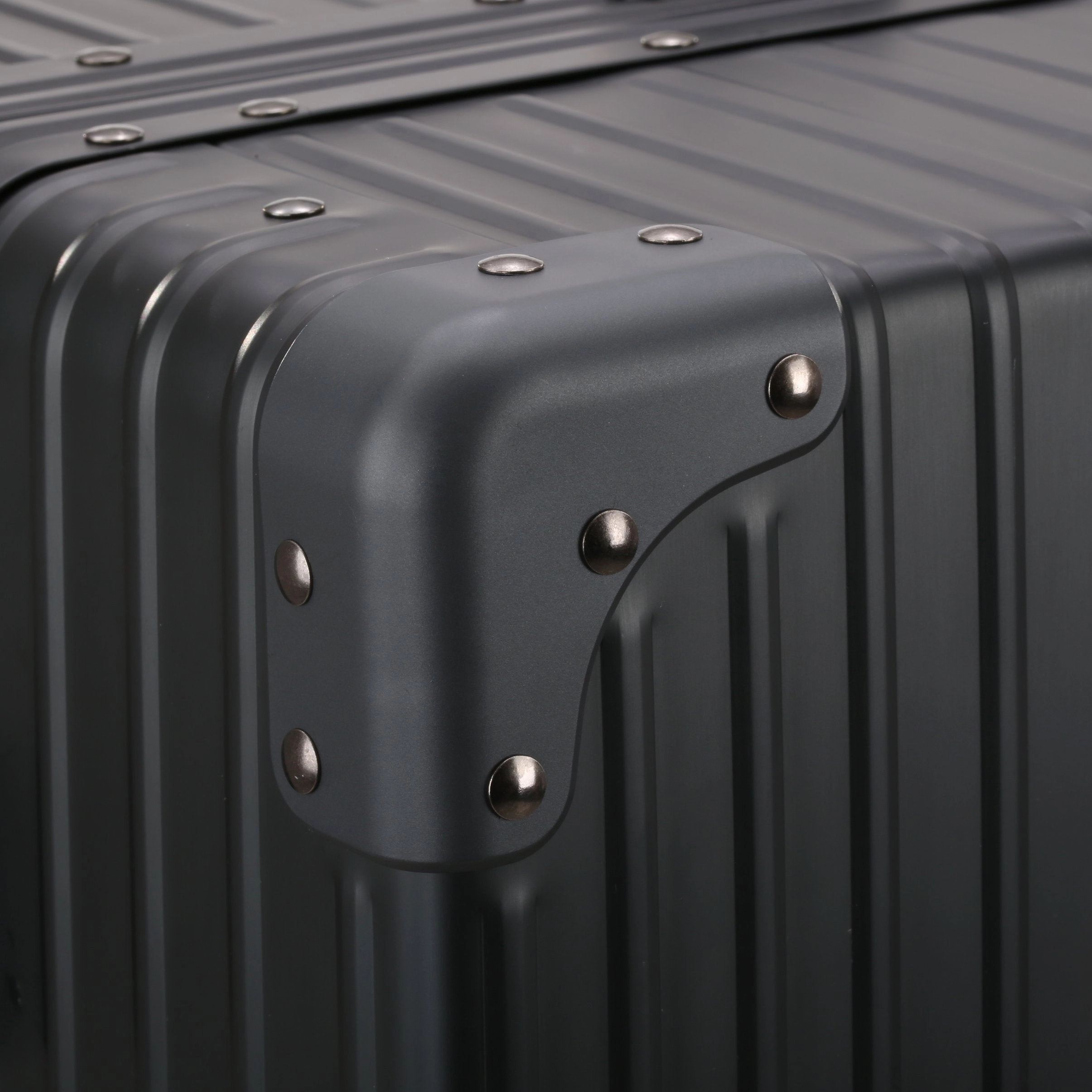 Aleon Classic 21" 4-Wheel Carry-On Luggage