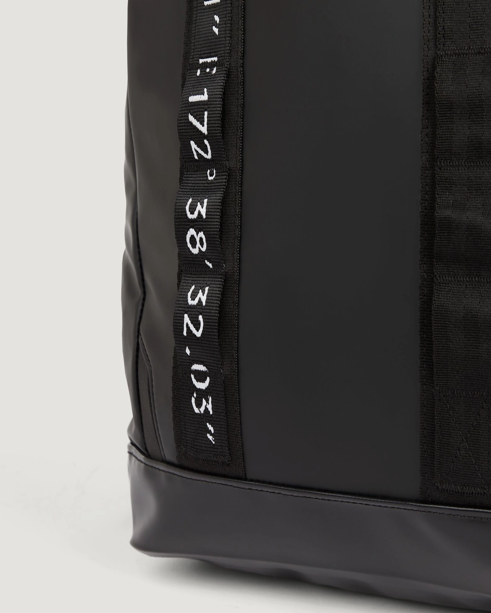 Amphi Backpack - 16L - Black Stingray