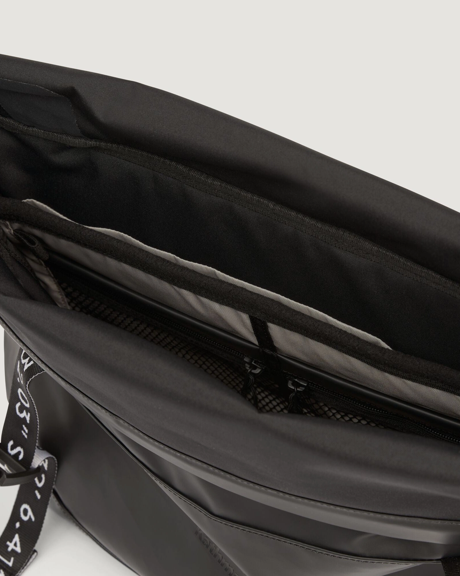 Amphi Roll Top Messenger Bag - 15L - Black Stingray