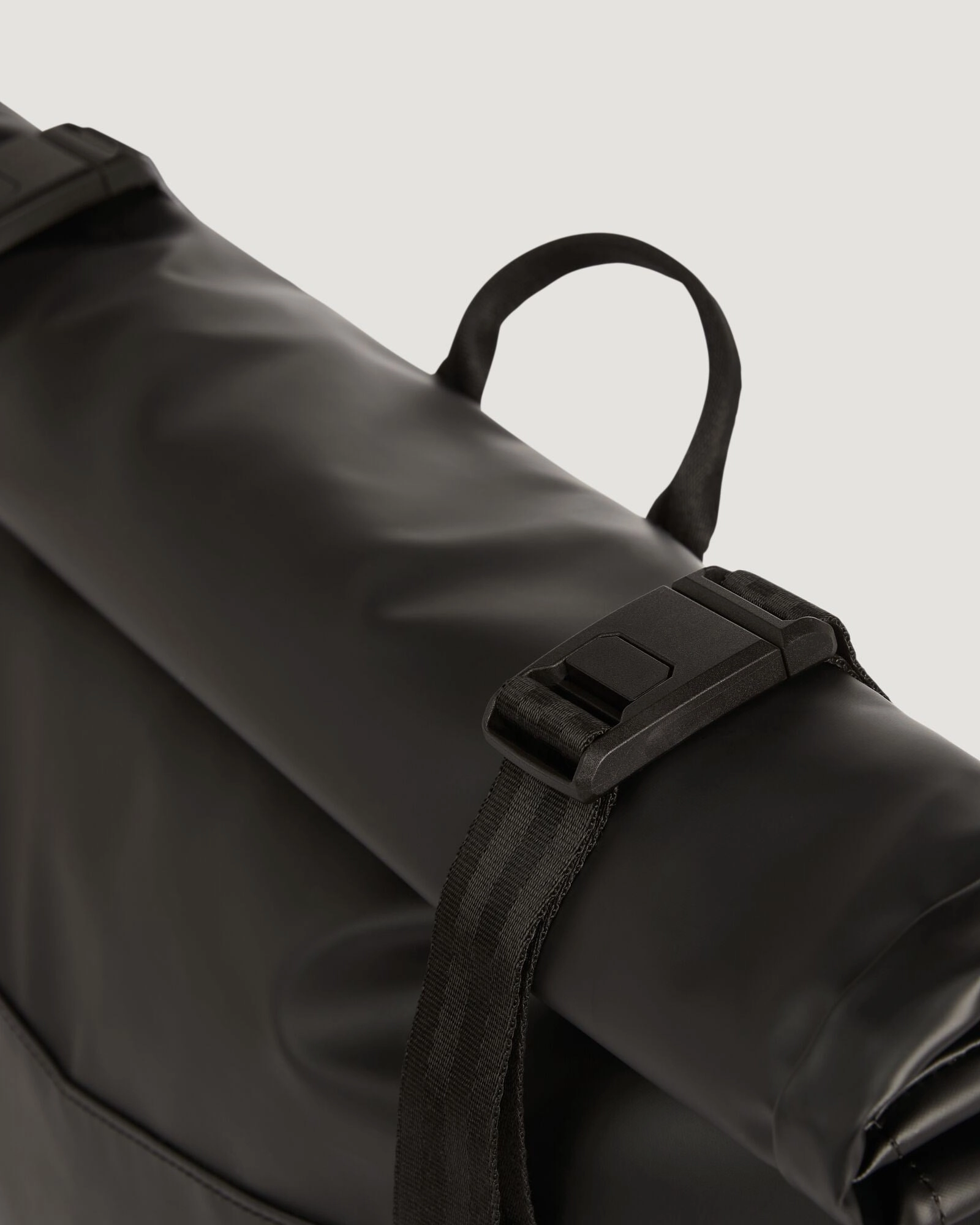 Amphi Roll Top Messenger Bag - 15L - Black Stingray