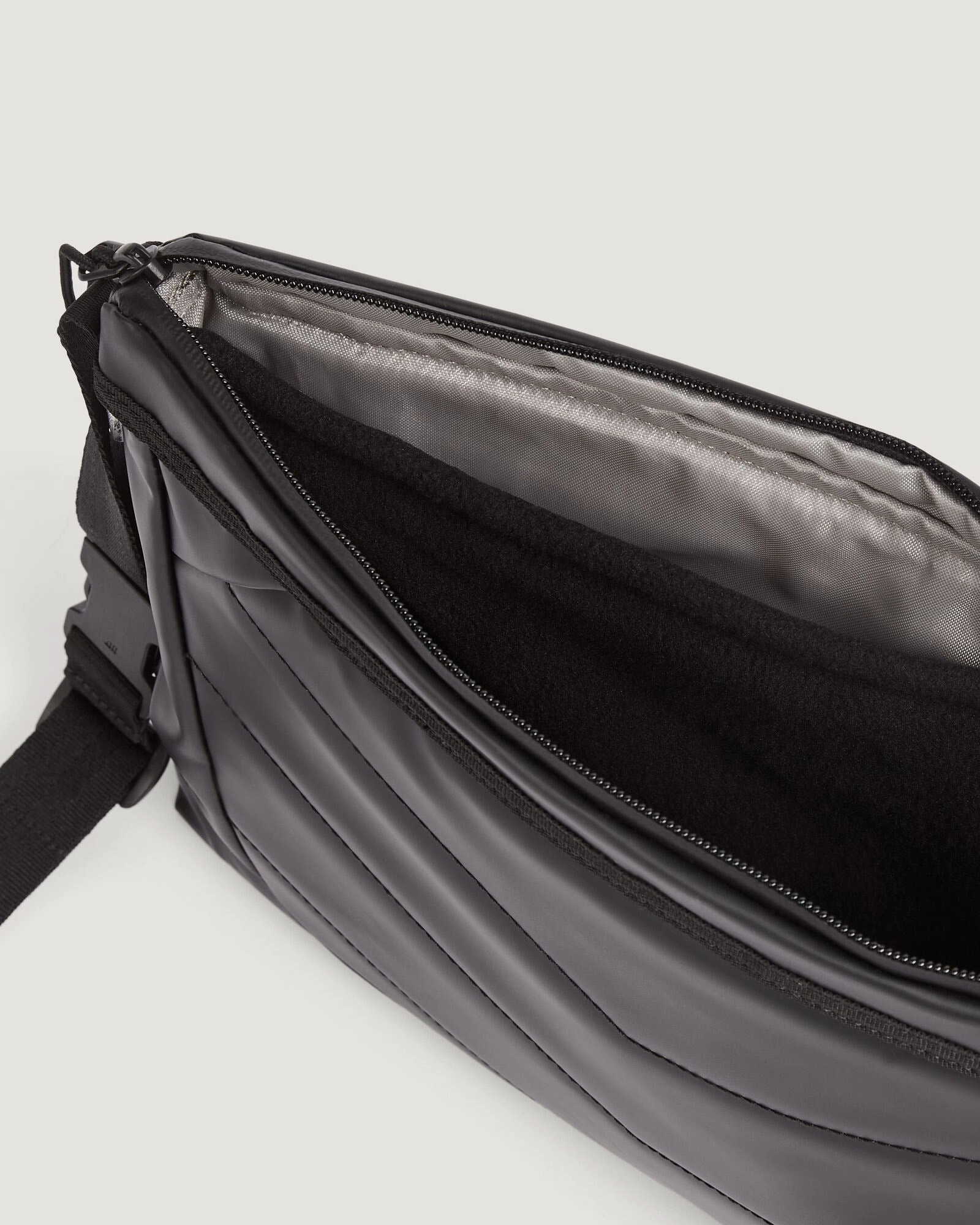 Amphi Shoulder Bag - Black Stingray