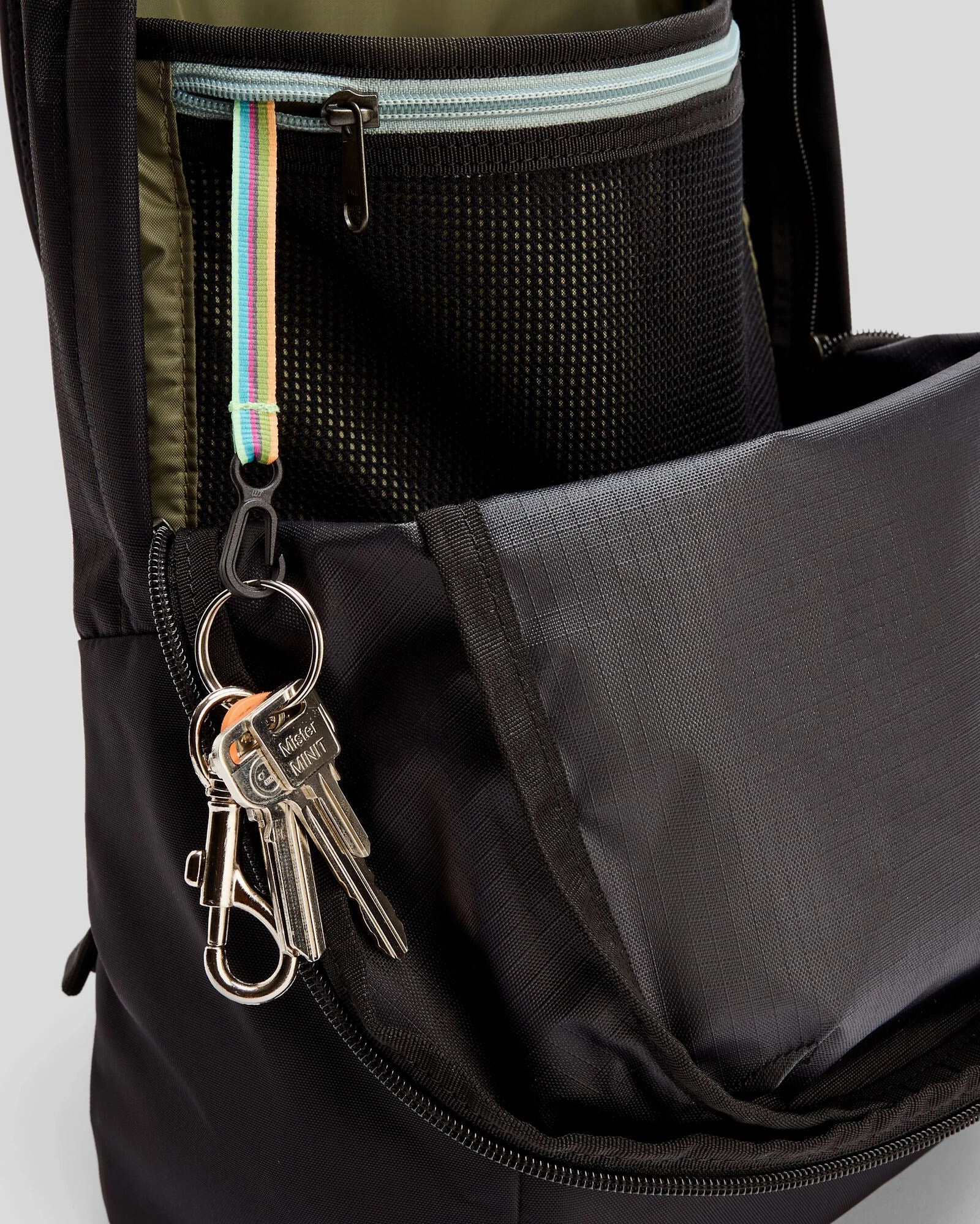 Axon Everyday Backpack - 18L - Black Stingray