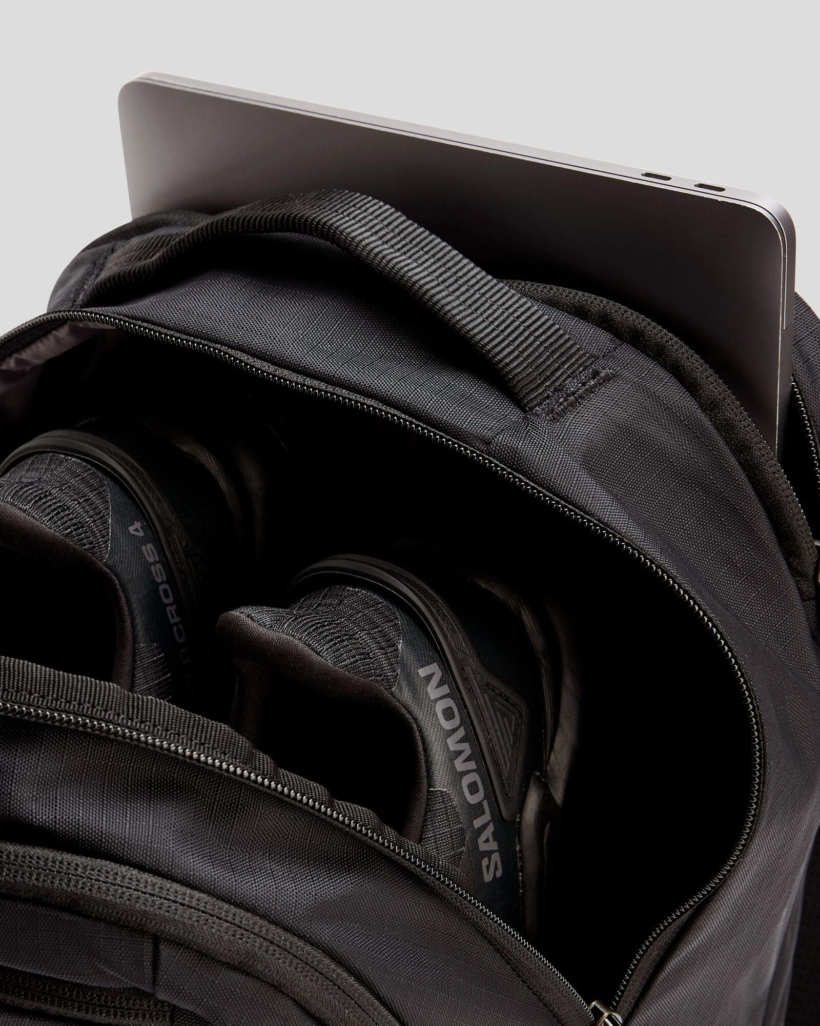 Axon Everyday Backpack - 25L - Black Stingray