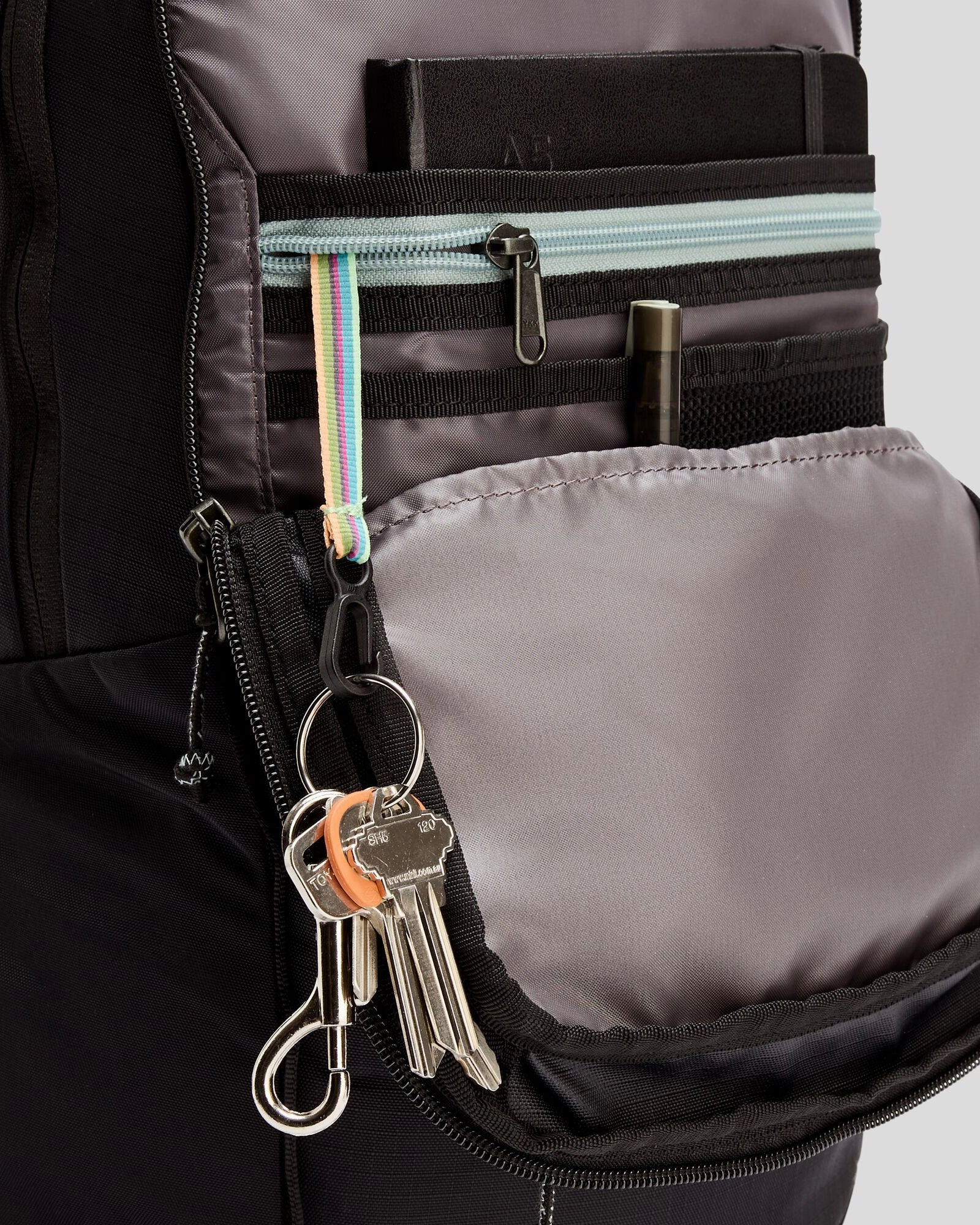 Axon Everyday Backpack - 25L - Black Stingray