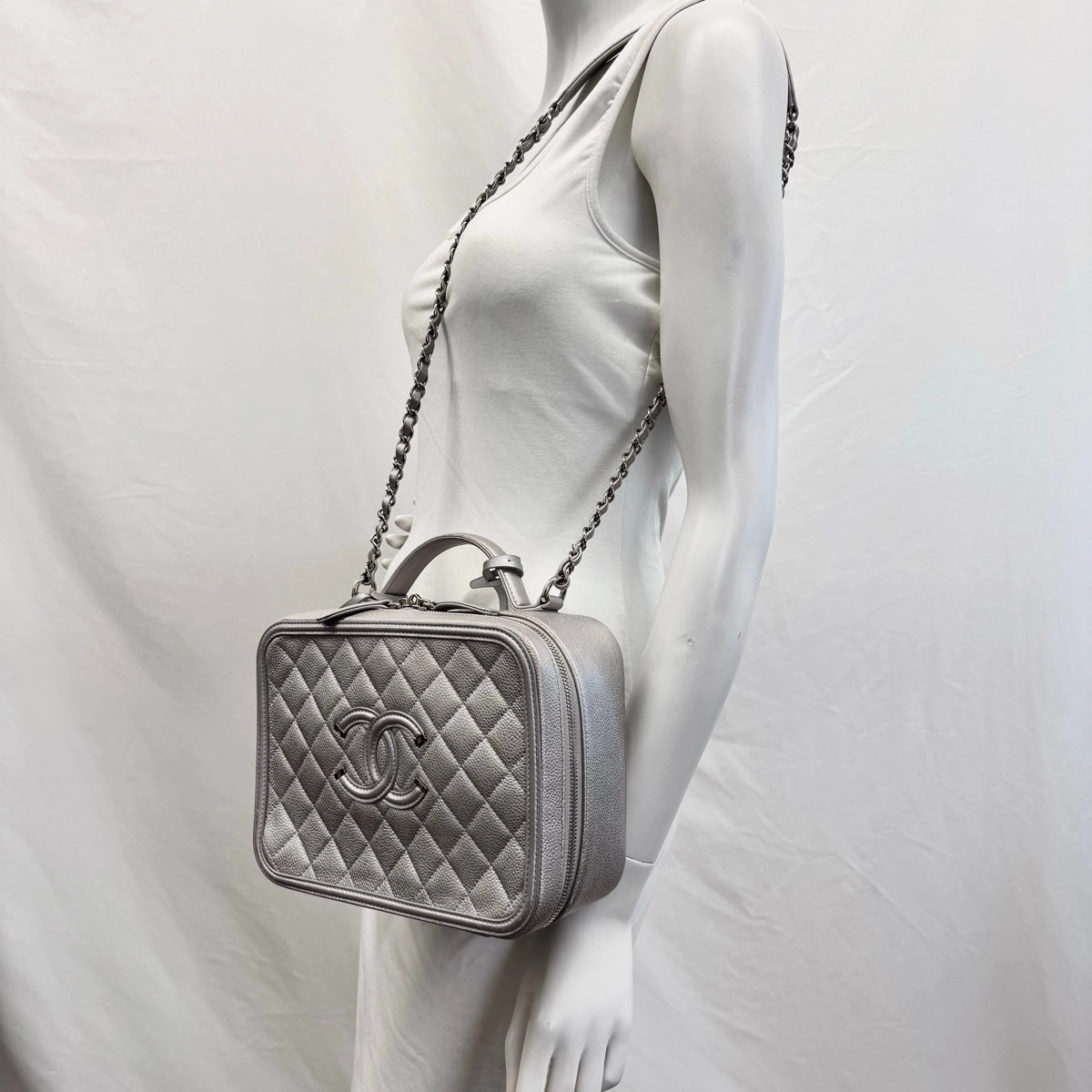 Chanel 2016-2017 Medium Filigree Vanity Case
