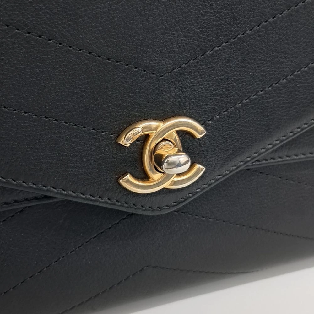 Chanel Chevron Shoulder Bag As0071 (10020285)