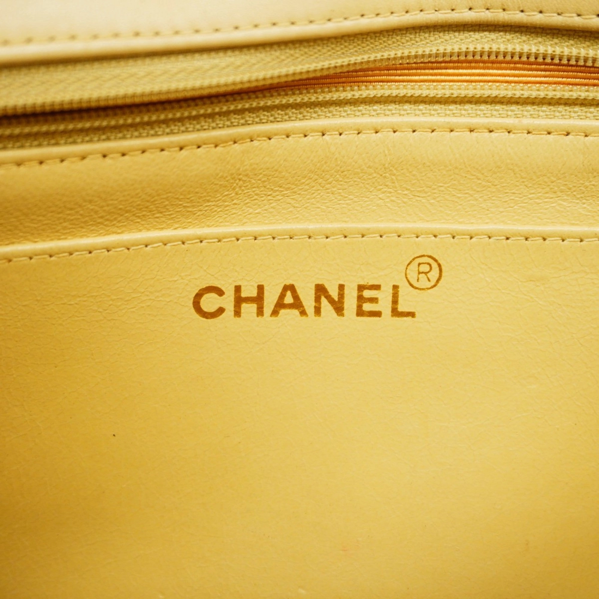 Chanel Leather Shoulder Bag (Pre-Owned)
