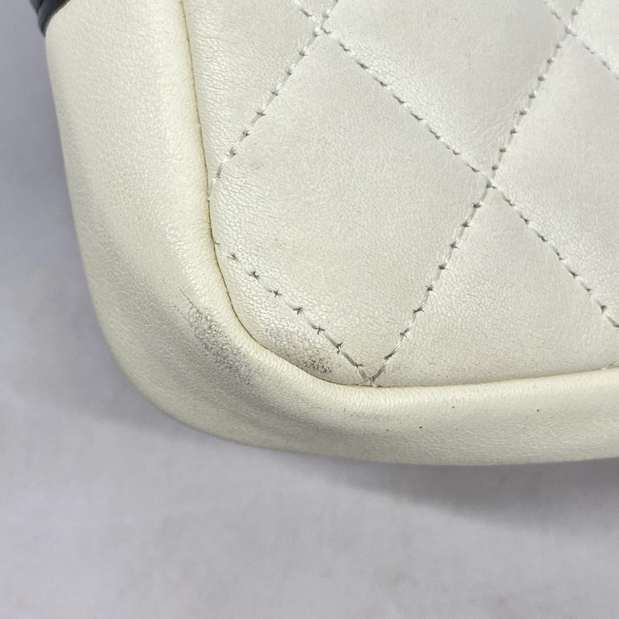 Chanel  Leather Shoulder Bag (Pre-Owned)