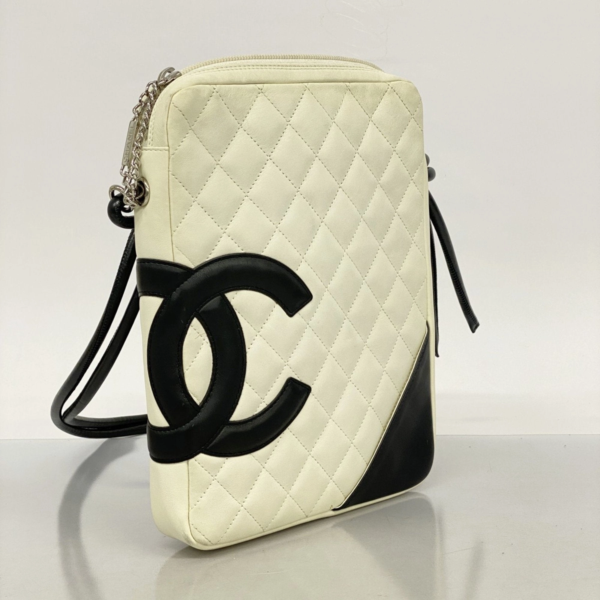 Chanel  Leather Shoulder Bag (Pre-Owned)
