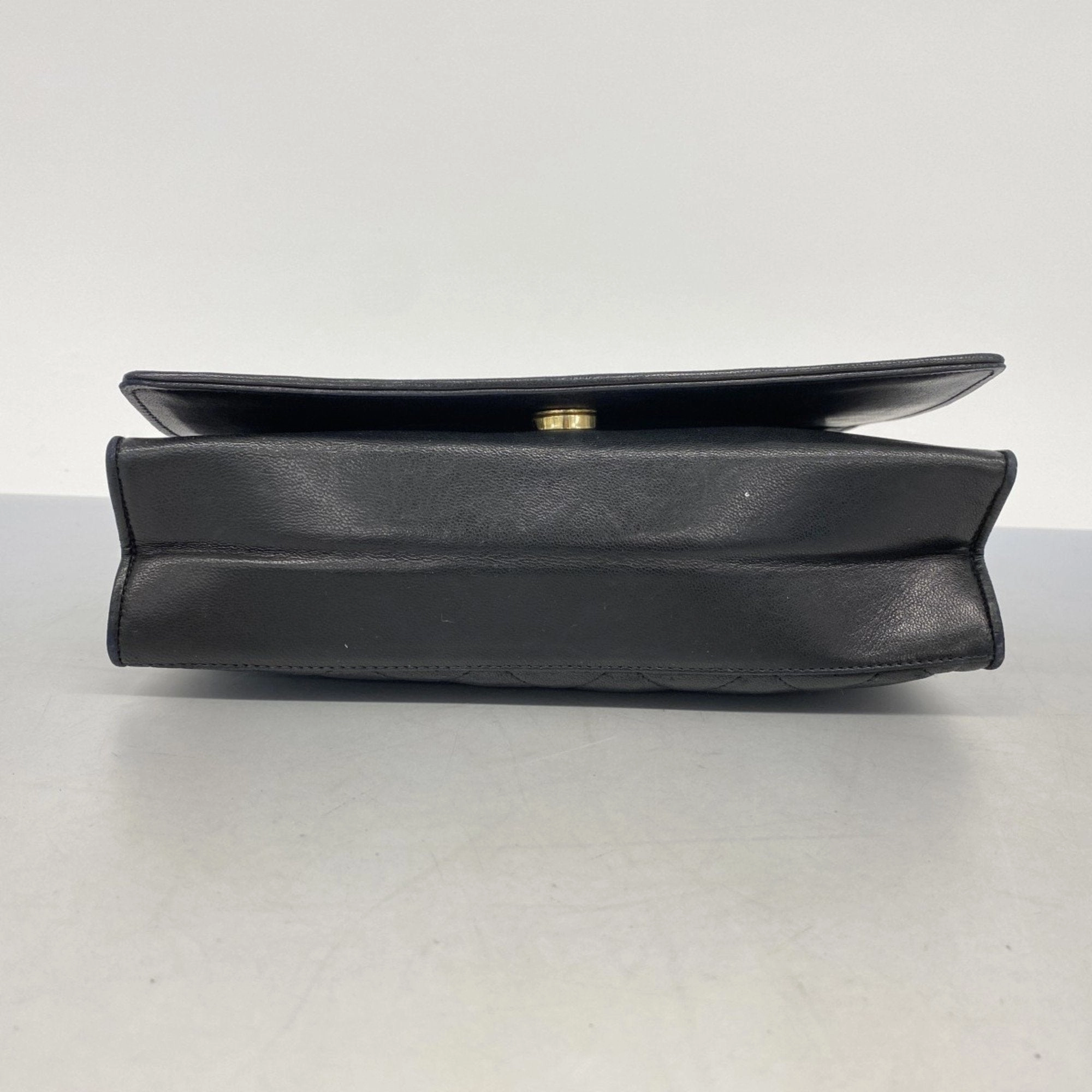 Chanel Leather Shoulder Bag (Pre-Owned)