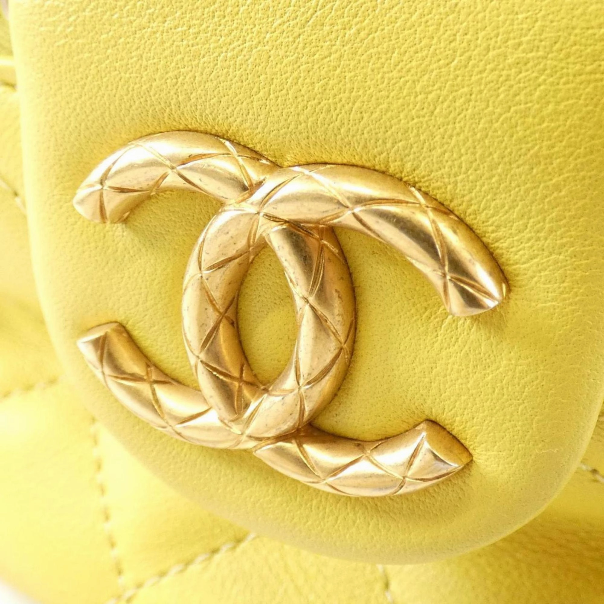 Chanel Leather Shoulder Bag (Pre-Owned)