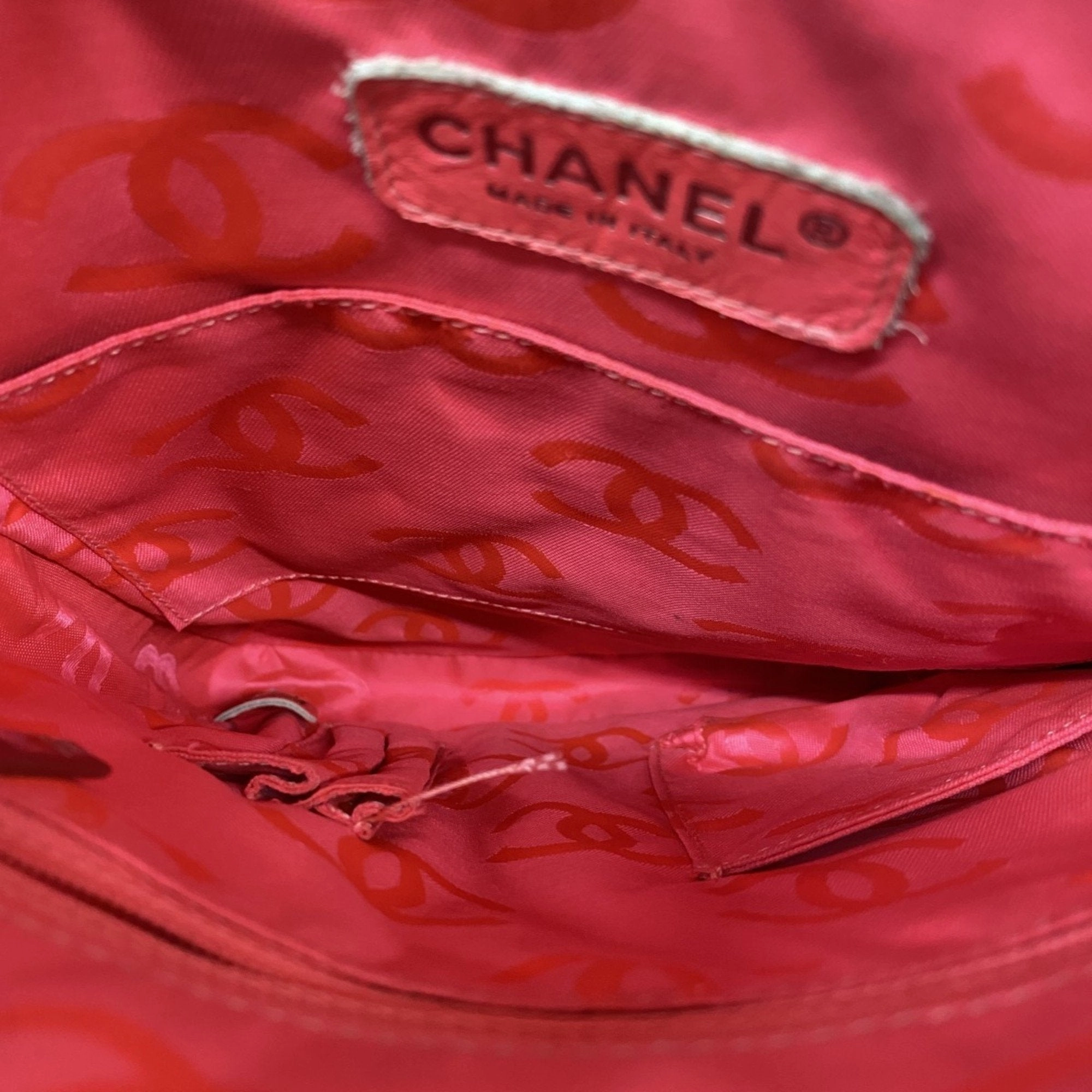 Chanel  Leather Shoulder Bag (Pre-Owned)