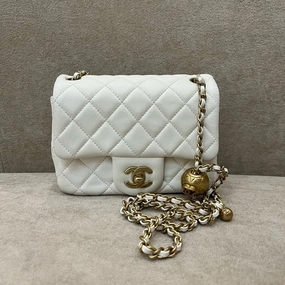 Chanel Preloved White Quilted Leather Crossbody Bag HMM