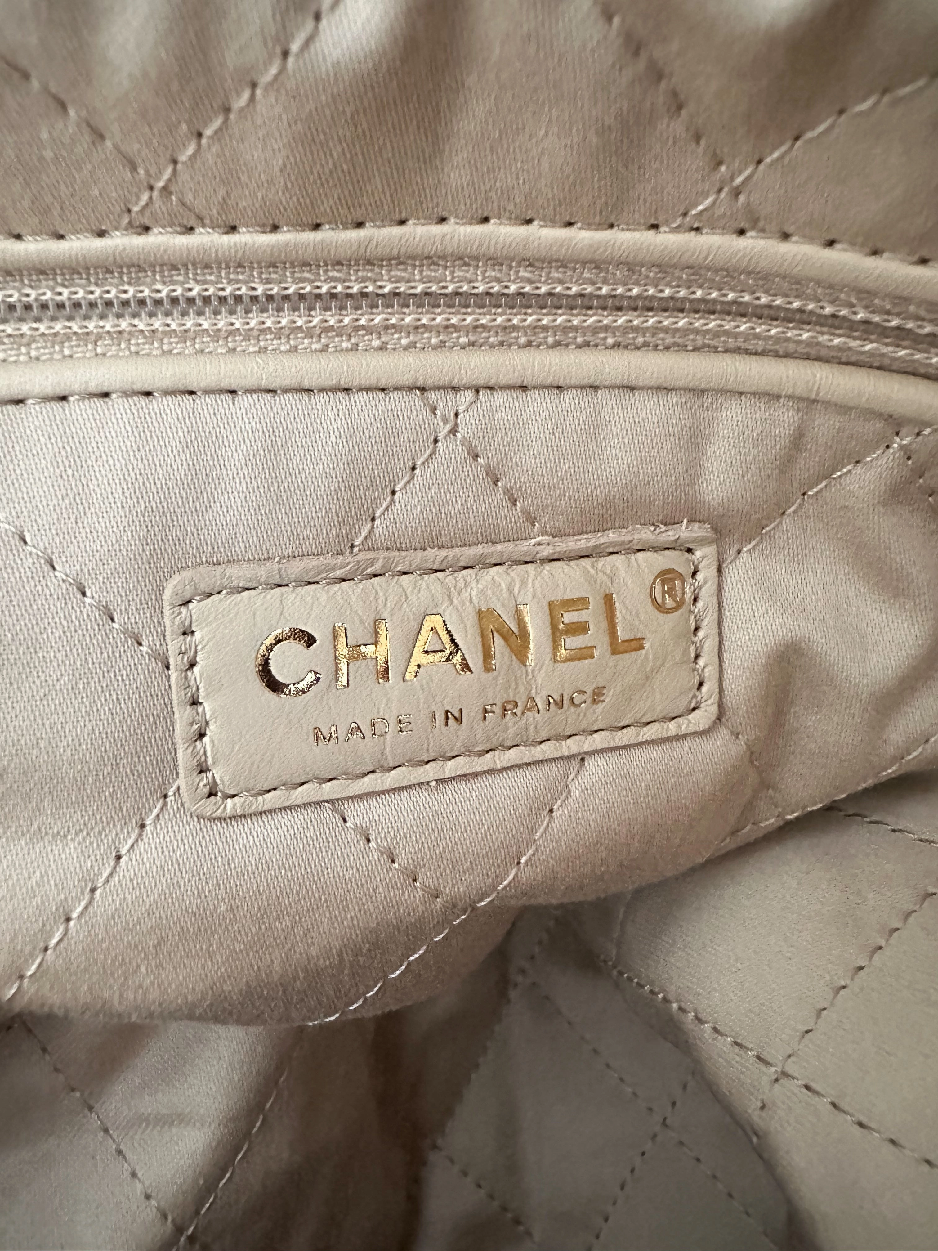 Chanel White & Gold Quilted Calfskin 22 Bag