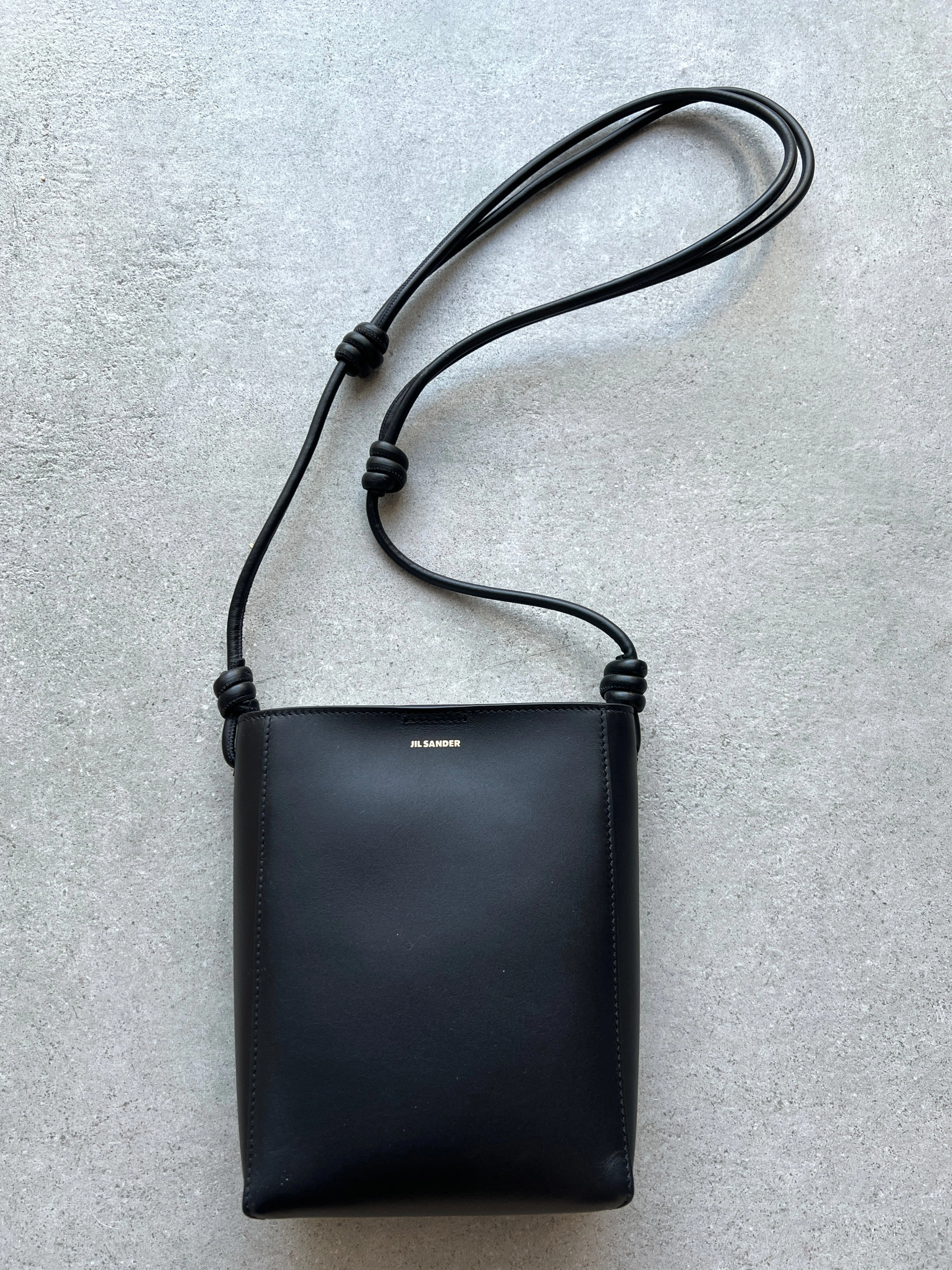 Giro C/B, Black