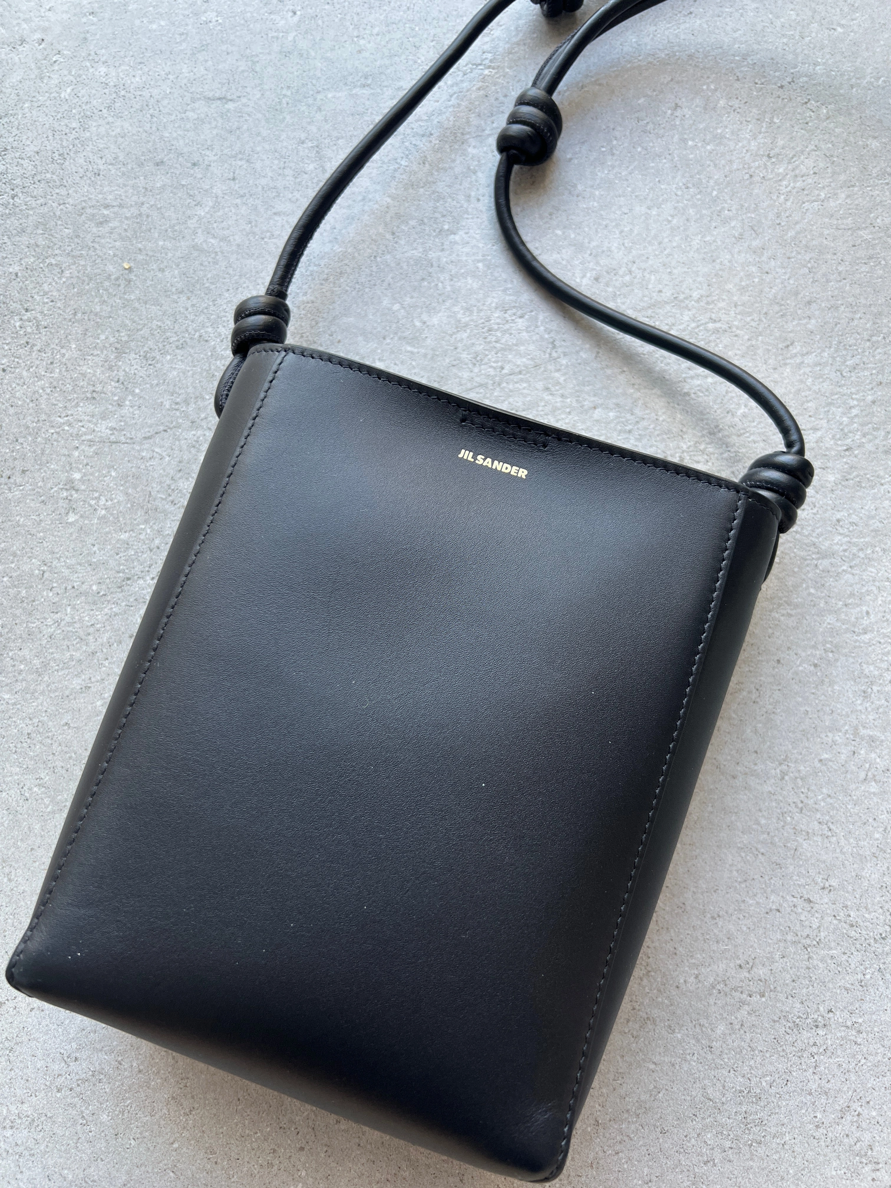 Giro C/B, Black