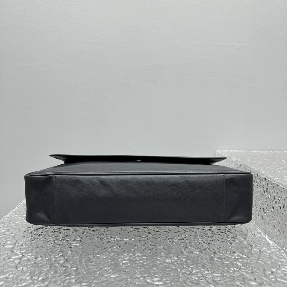 Grungy Medium Messenger Bag In Black Leather Crossbody Bag for Men