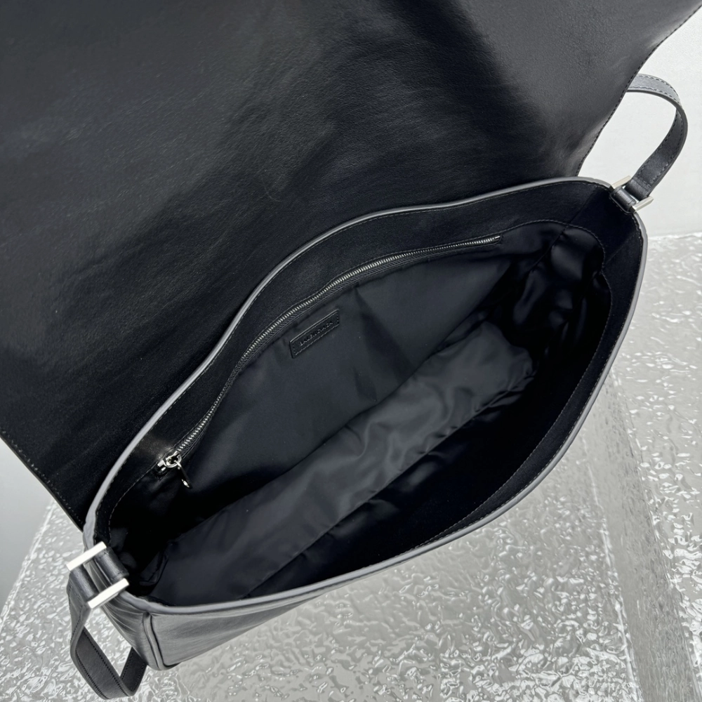 Grungy Medium Messenger Bag In Black Leather Crossbody Bag for Men