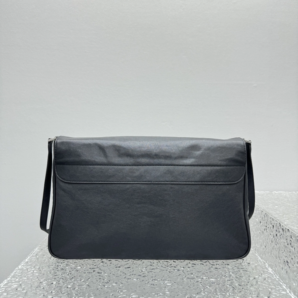 Grungy Medium Messenger Bag In Black Leather Crossbody Bag for Men