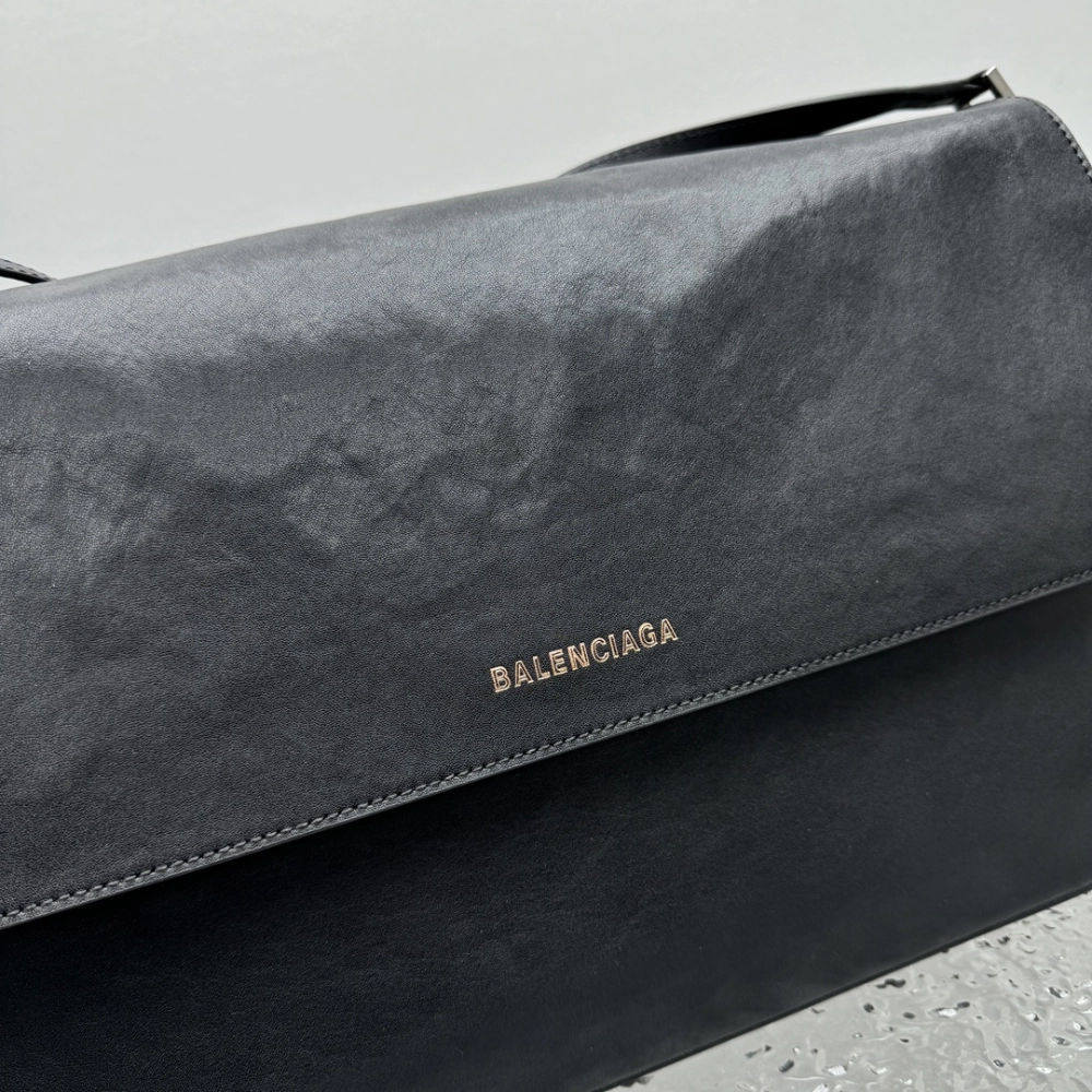 Grungy Medium Messenger Bag In Black Leather Crossbody Bag for Men