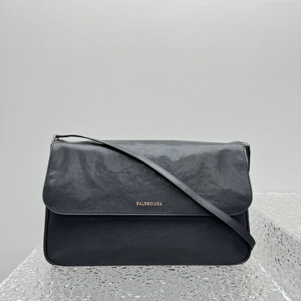 Grungy Medium Messenger Bag In Black Leather Crossbody Bag for Men