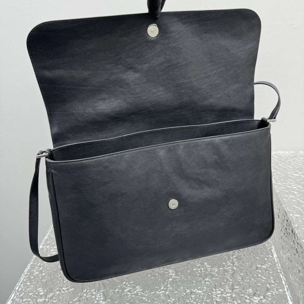 Grungy Medium Messenger Bag In Black Leather Crossbody Bag for Men