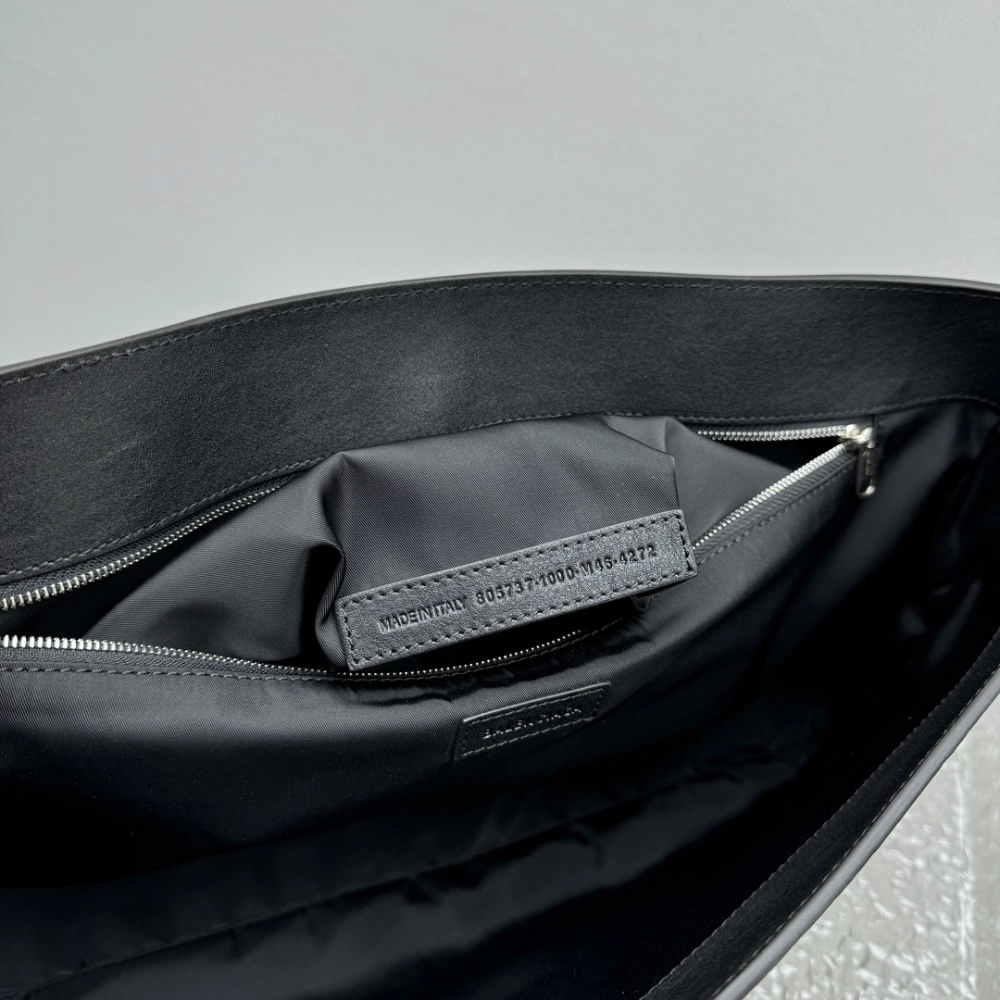 Grungy Medium Messenger Bag In Black Leather Crossbody Bag for Men
