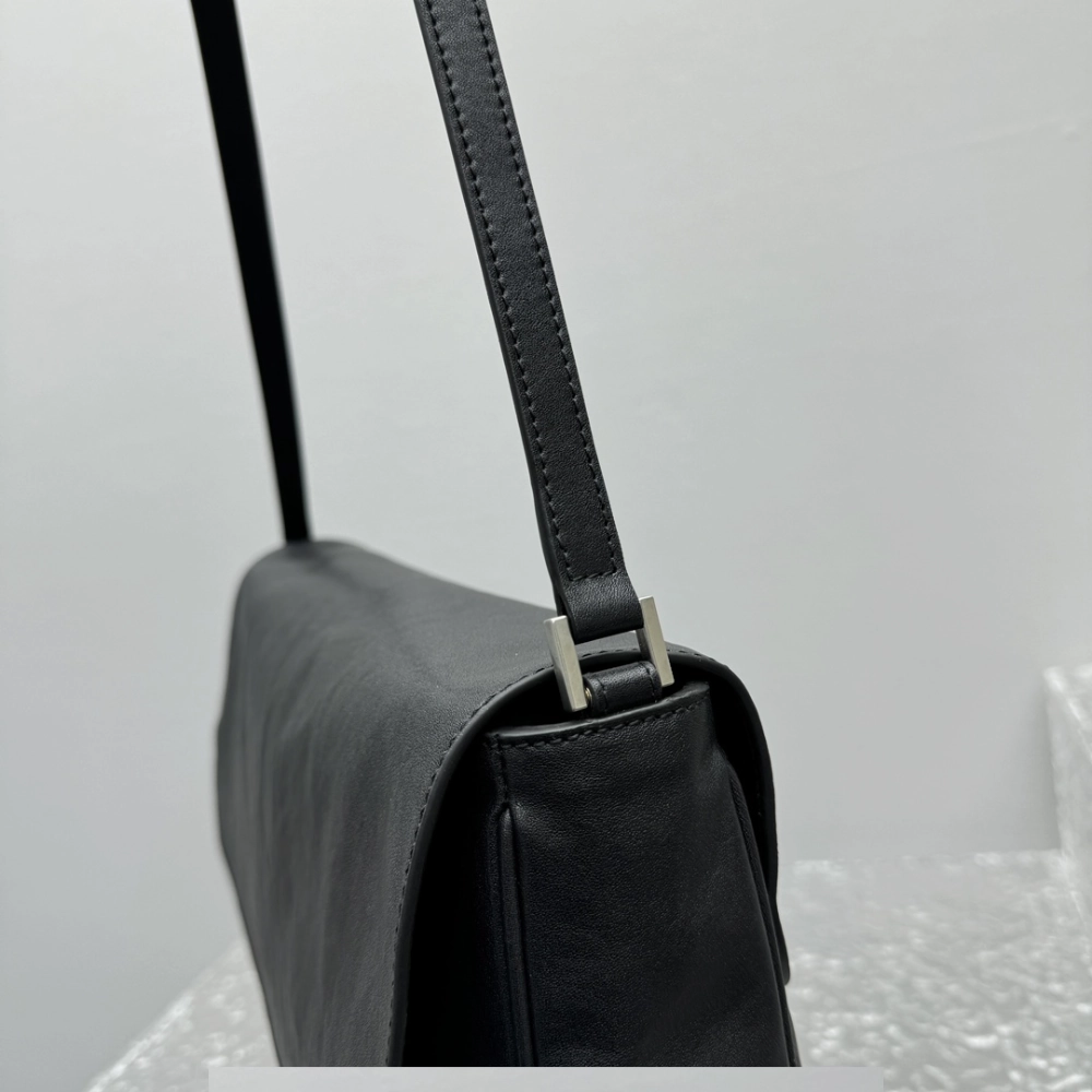 Grungy Medium Messenger Bag In Black Leather Crossbody Bag for Men