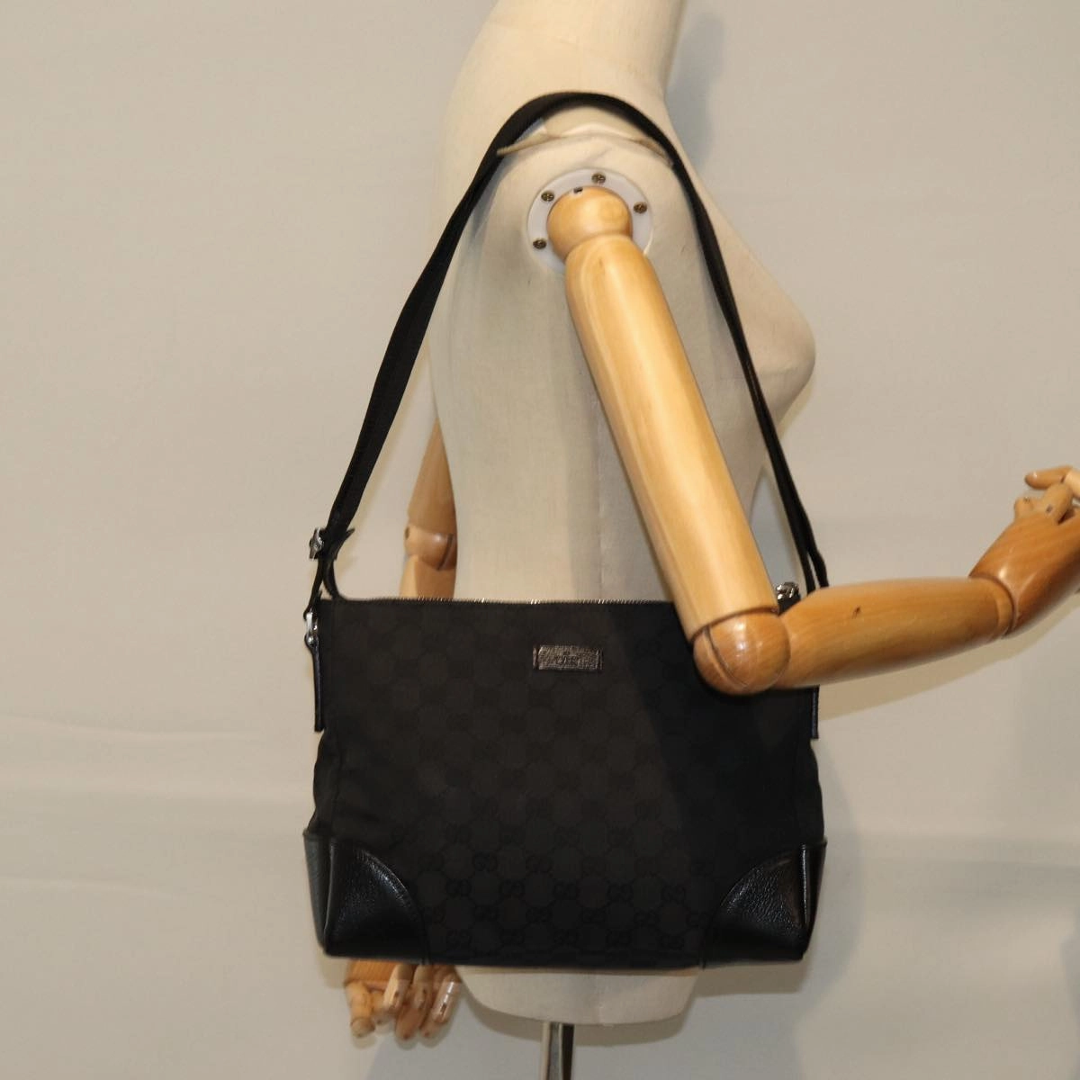GUCCI GG Canvas Shoulder Bag Black  ep5103