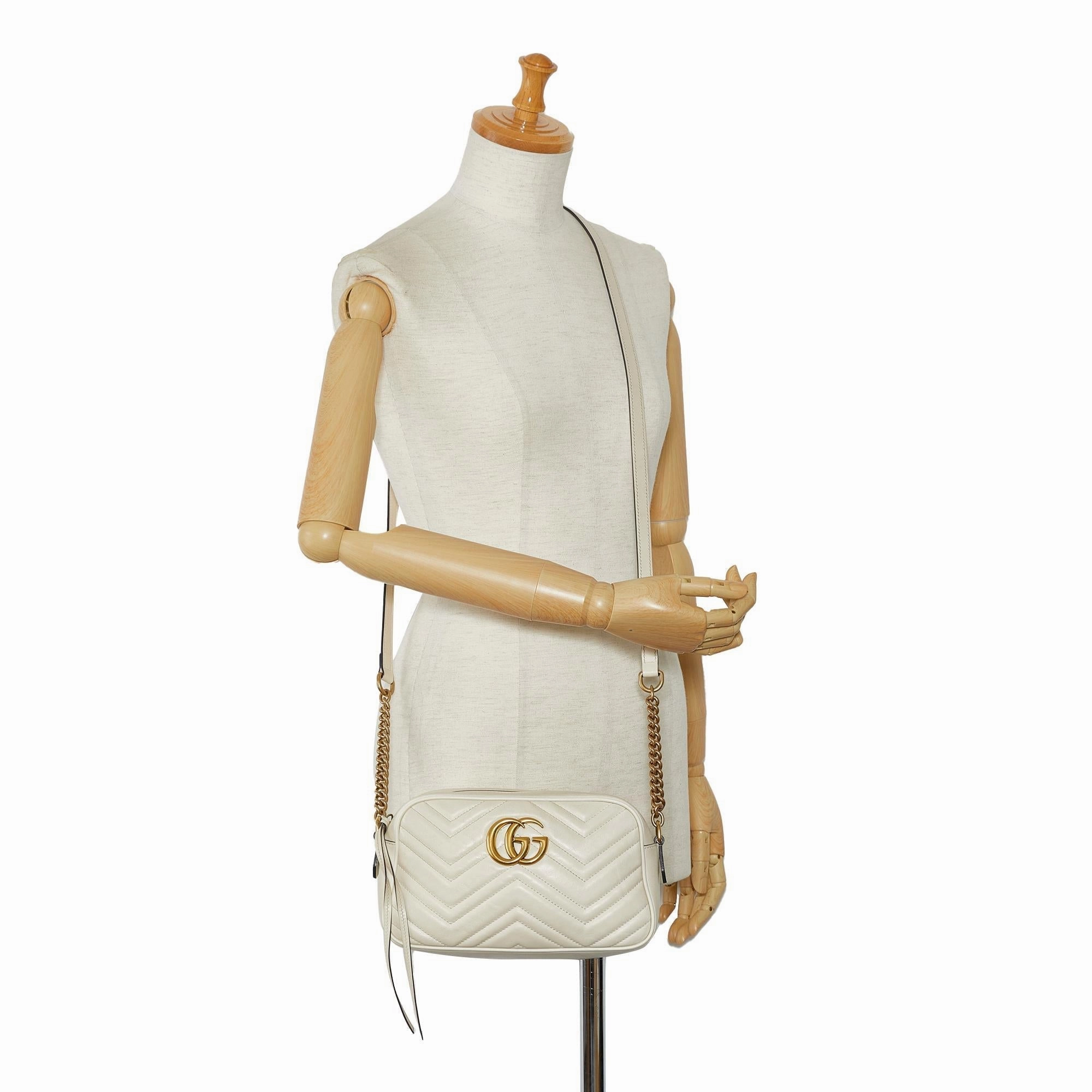 Gucci Small GG Marmont Matelasse Crossbody (SHG-ojfwJO)