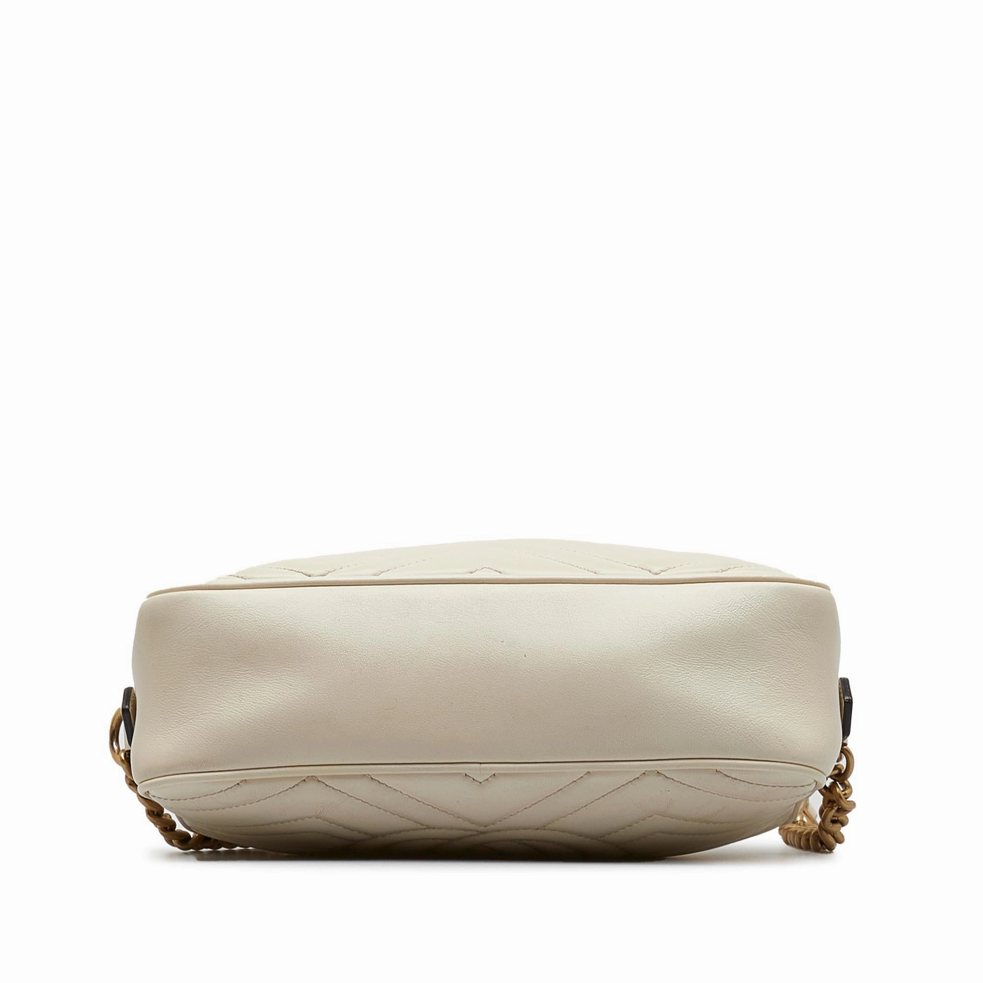 Gucci Small GG Marmont Matelasse Crossbody (SHG-ojfwJO)