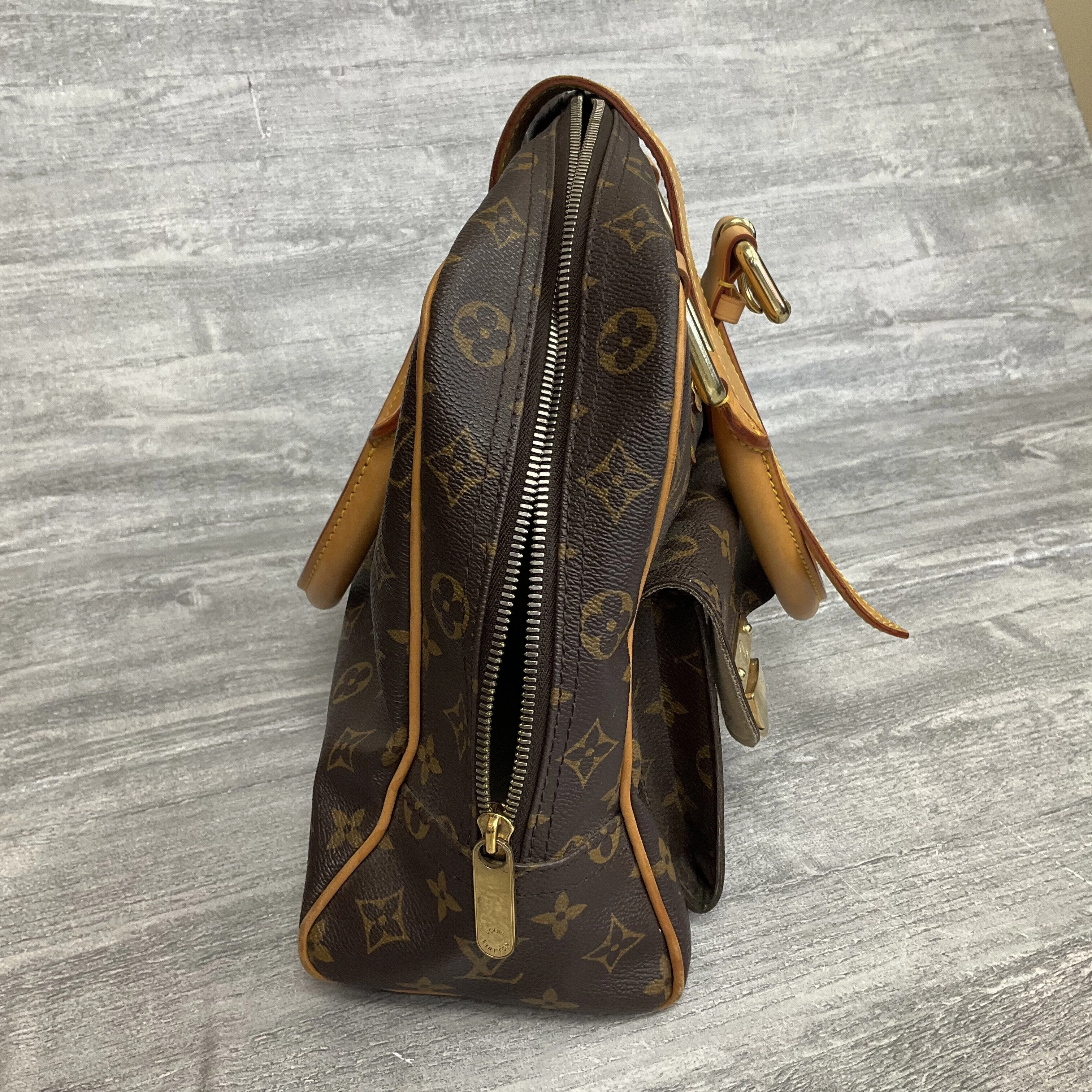 Handbag Luxury Designer By Louis Vuitton  Size: Large