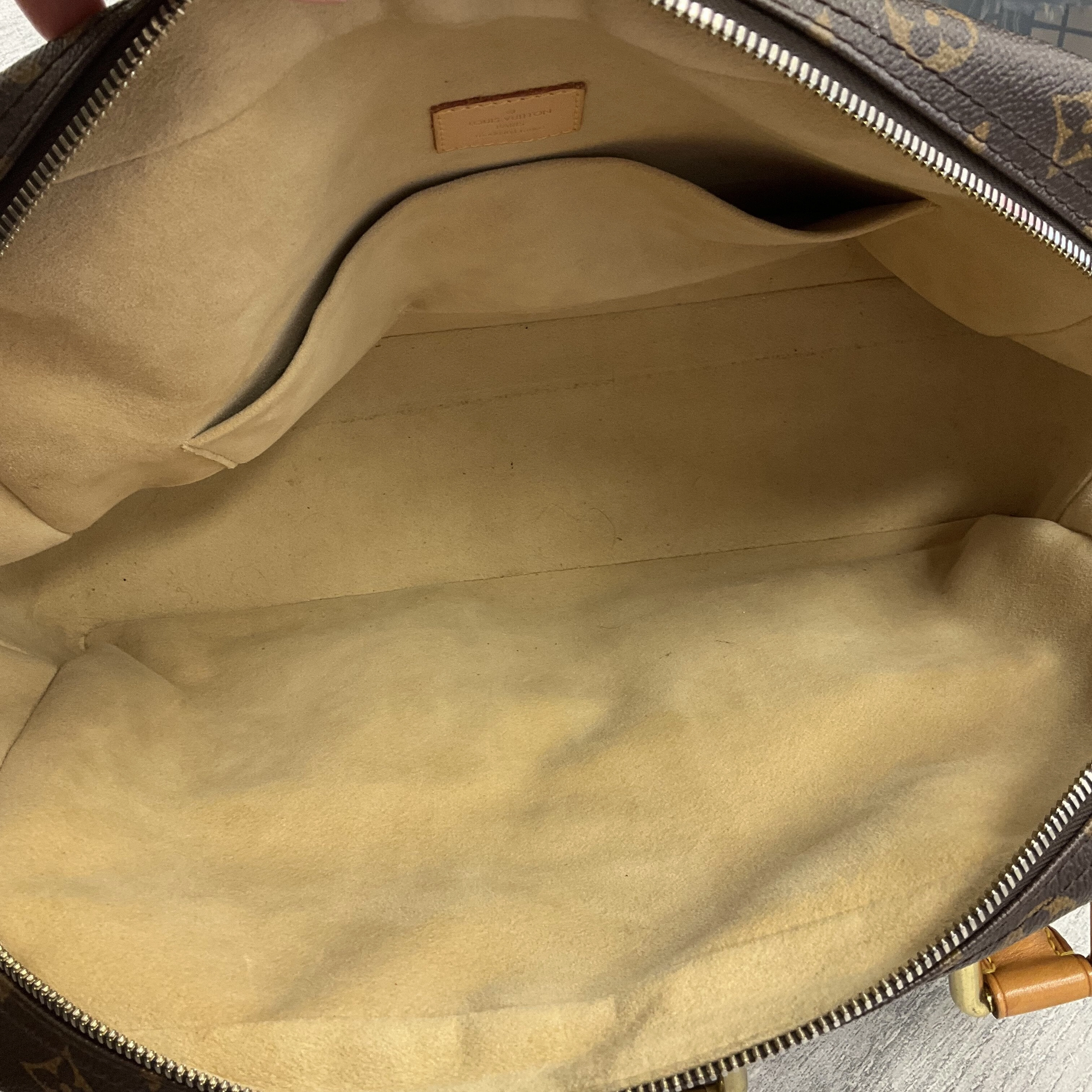 Handbag Luxury Designer By Louis Vuitton  Size: Large