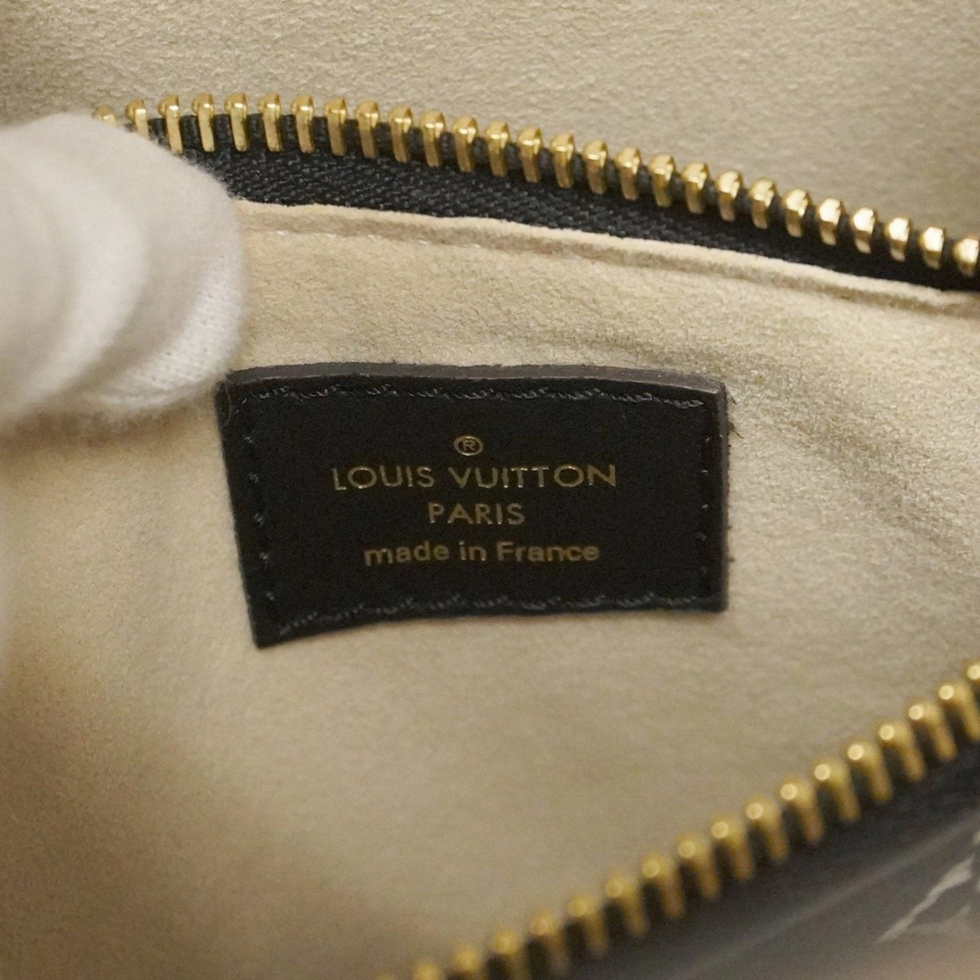 Louis Vuitton Lv ivory Shoulder Bag (Pre-Owned)