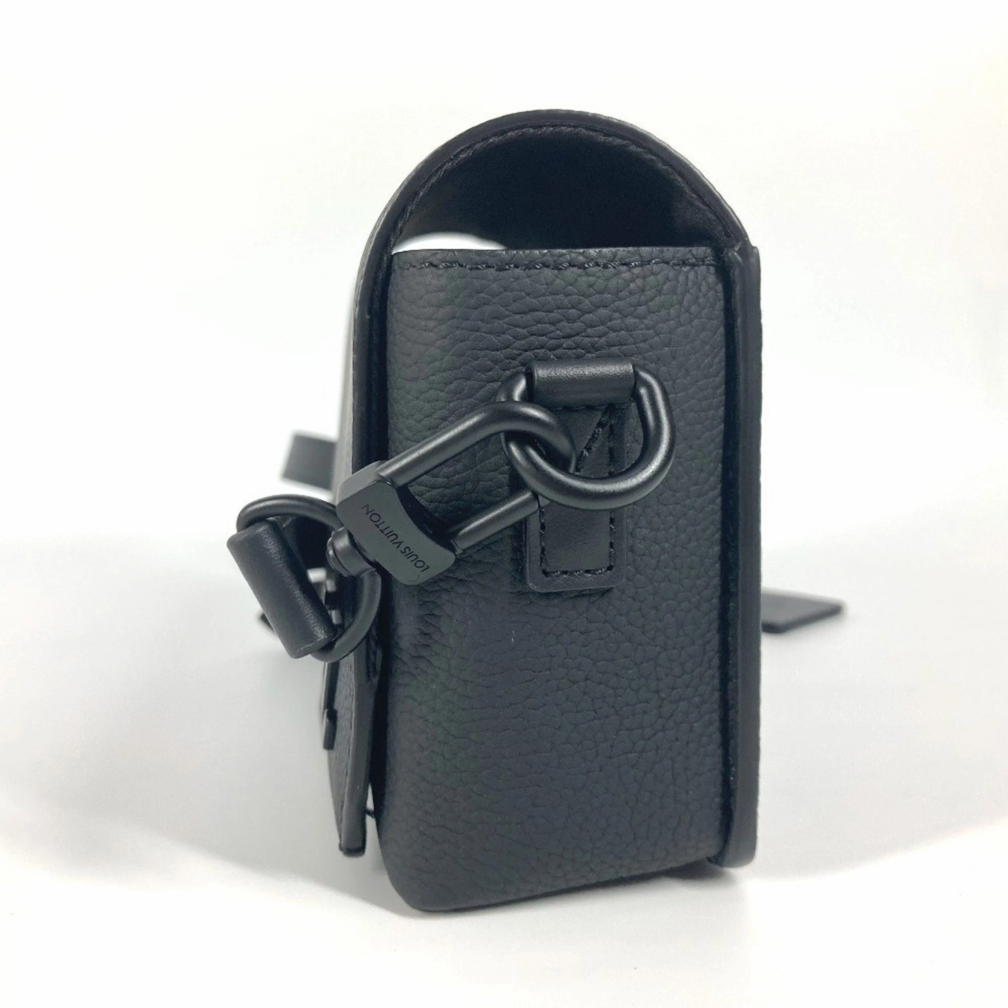 Louis Vuitton Noir Leather Shoulder Bag (Pre-Owned)