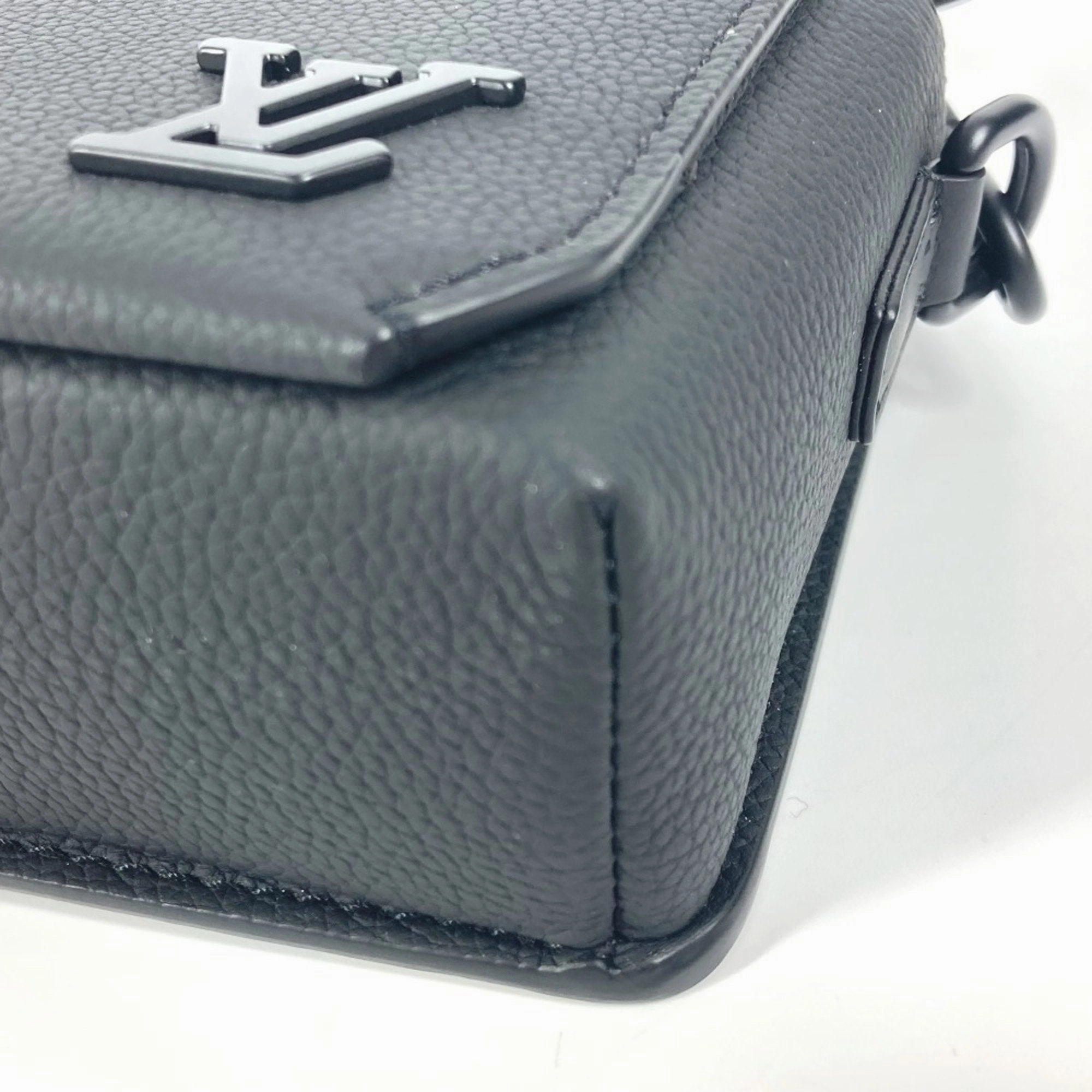 Louis Vuitton Noir Leather Shoulder Bag (Pre-Owned)