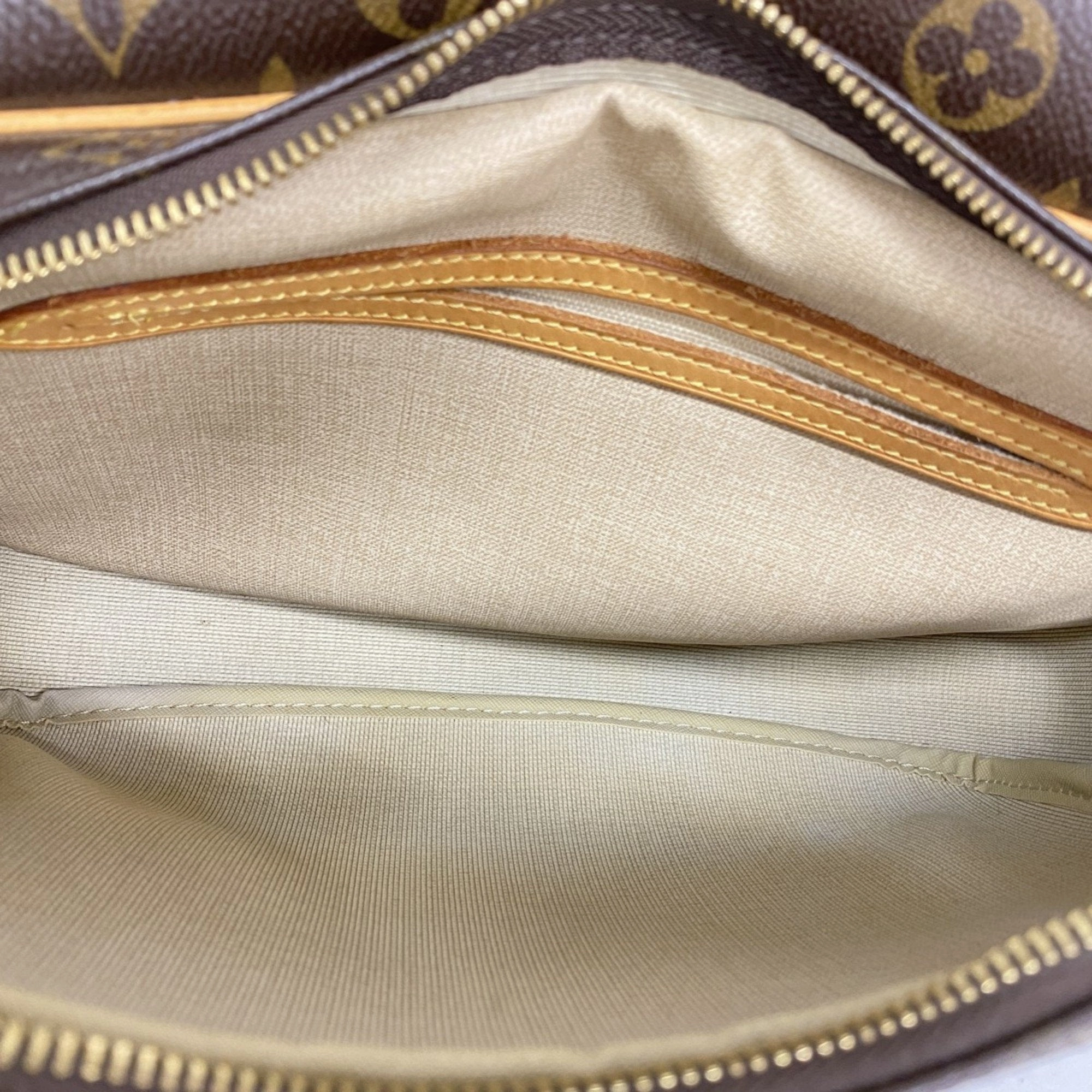 Louis Vuitton Shoulder Bag (Pre-Owned)