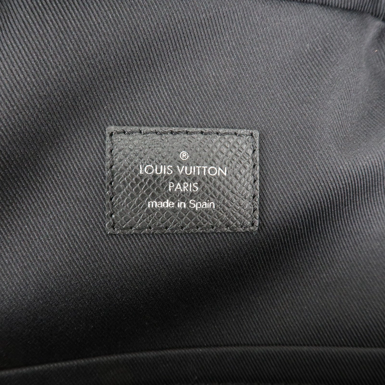 Louis Vuitton Taiga Avenue Sling Bag Shoulder Bag Noir M30443