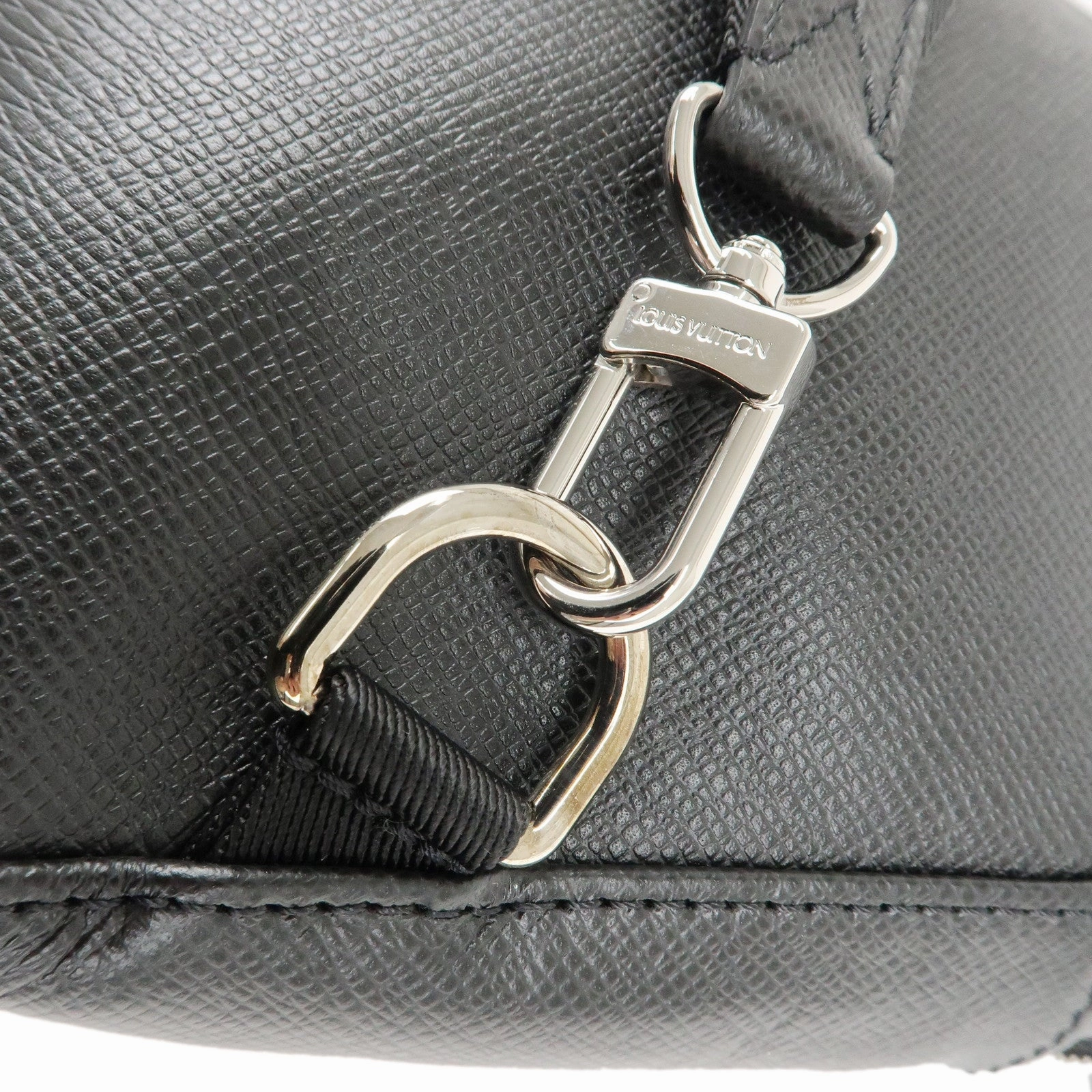 Louis Vuitton Taiga Avenue Sling Bag Shoulder Bag Noir M30443