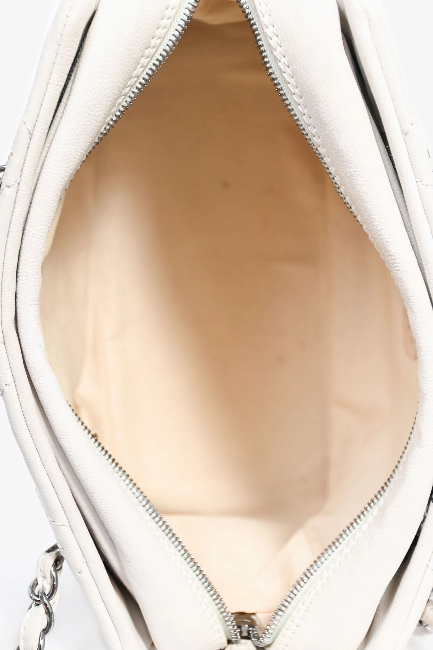 Pre-Loved Chanel 2005 Off-White Calfskin Diamond Stitch Shoulder Bag