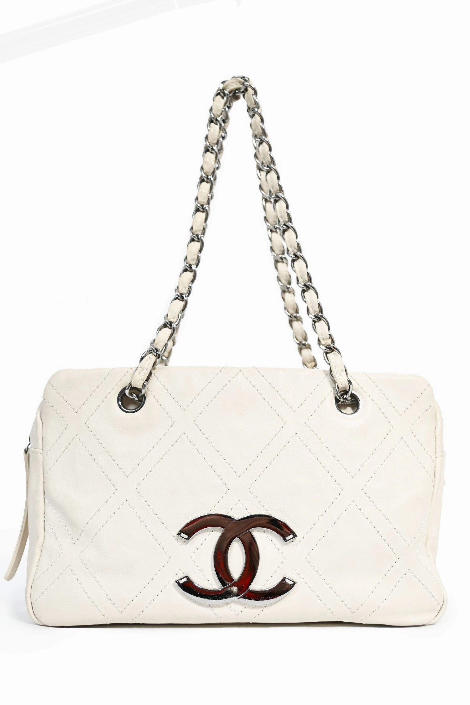 Pre-Loved Chanel 2005 Off-White Calfskin Diamond Stitch Shoulder Bag