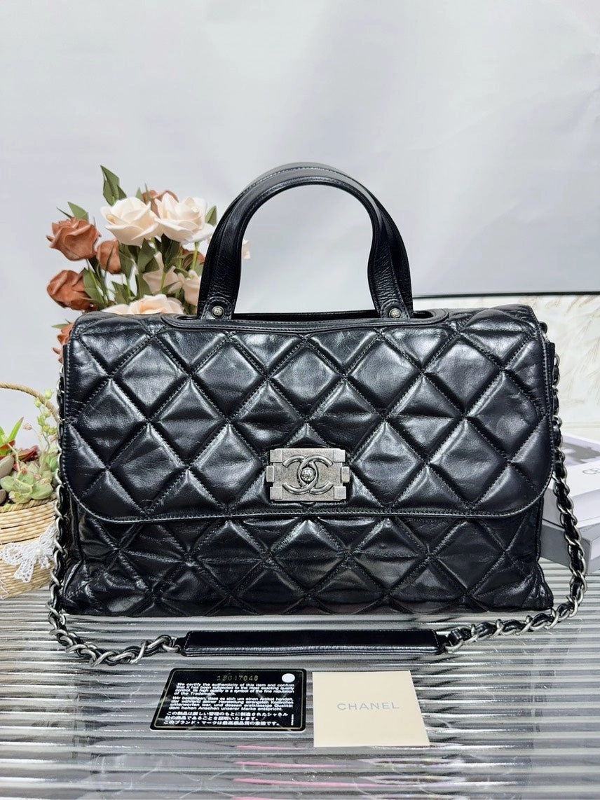Preloved Chanel Quilted Black Leather Shoulder Bag HFY
