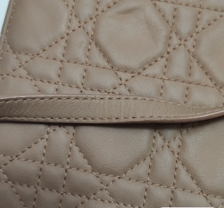 Preloved Dior Crossbody cowhide bag beige 11cm*20cm*1cm 250217781067249