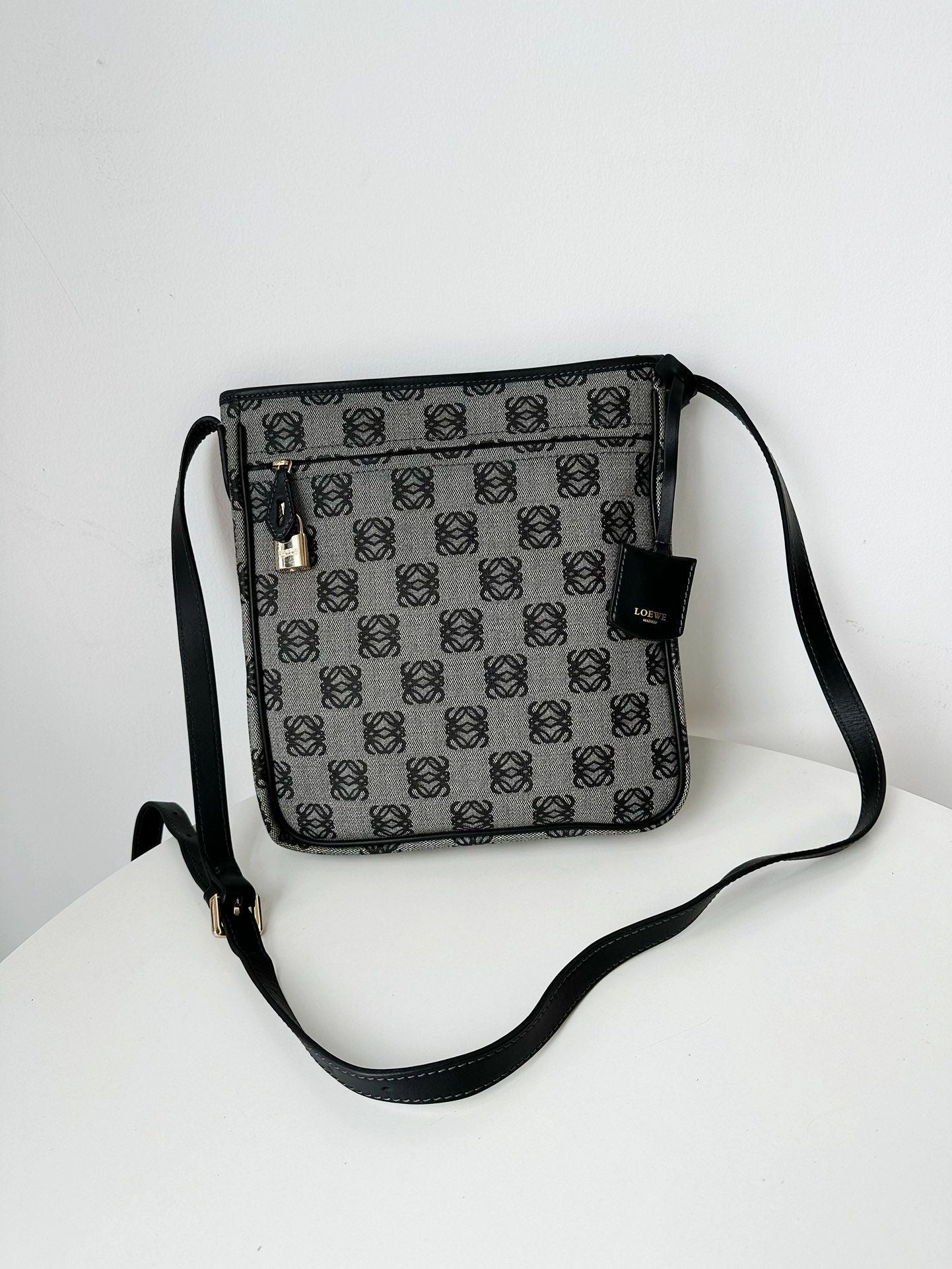 Preloved Loewe Crossbody bag 28*29cm