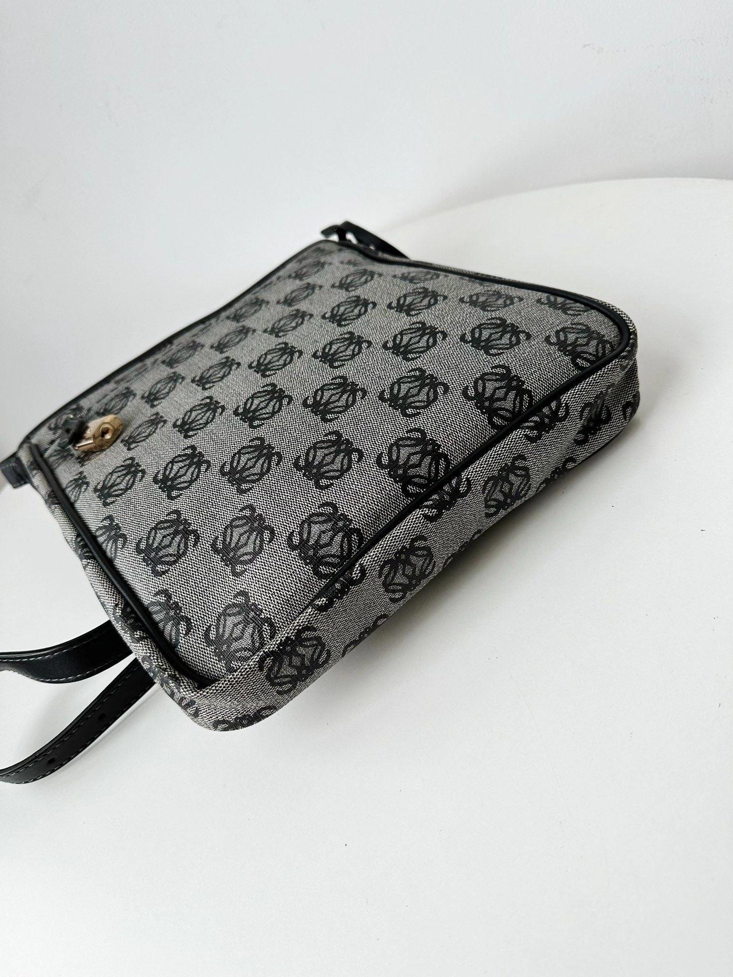 Preloved Loewe Crossbody bag 28*29cm
