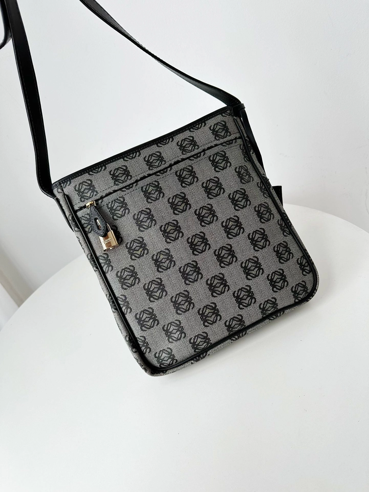 Preloved Loewe Crossbody bag 28*29cm