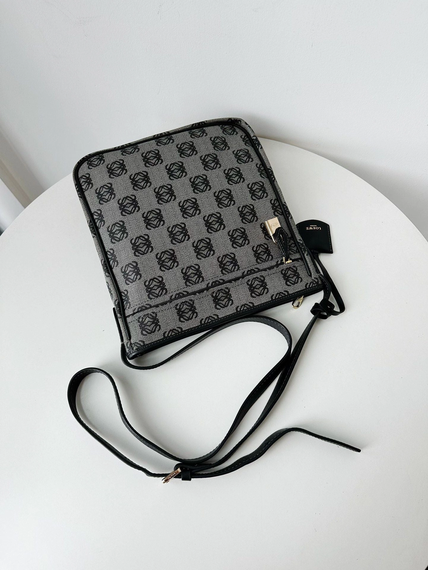 Preloved Loewe Crossbody bag 28*29cm