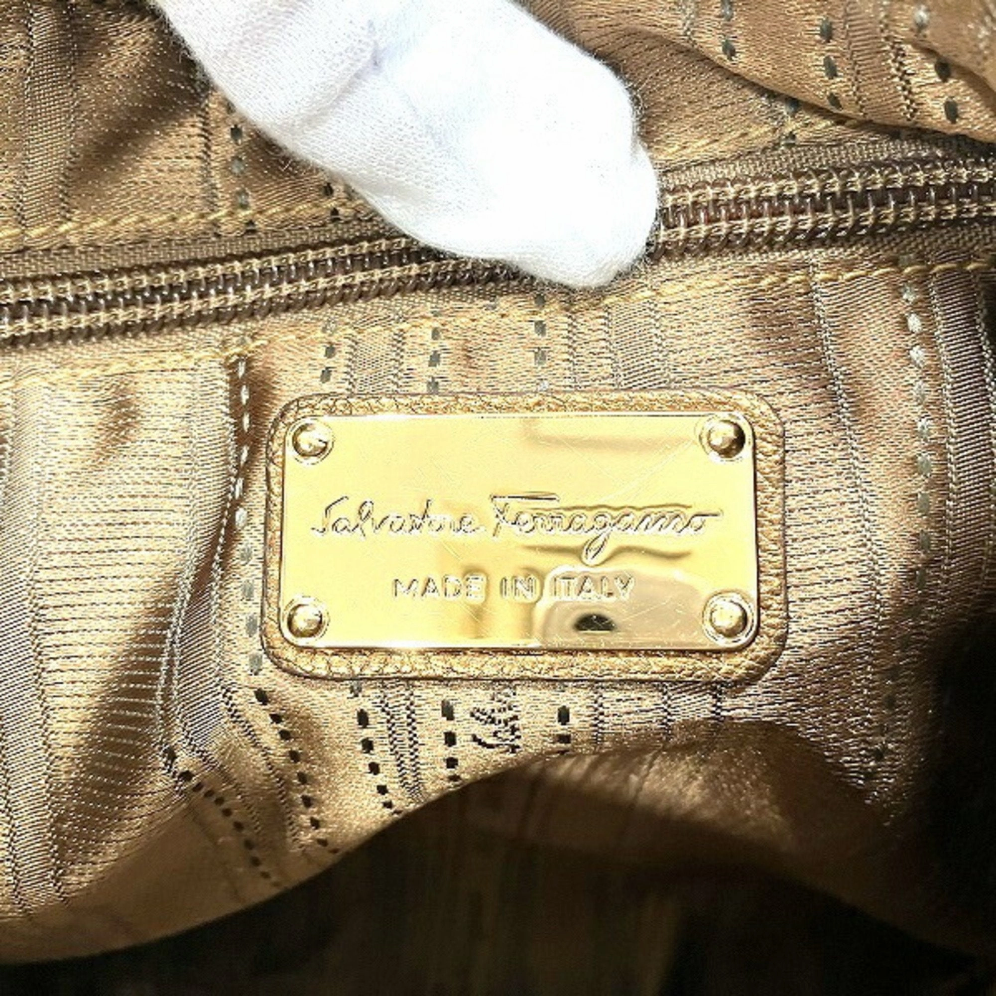 Salvatore Ferragamo gold Leather Shoulder Bag (Pre-Owned)