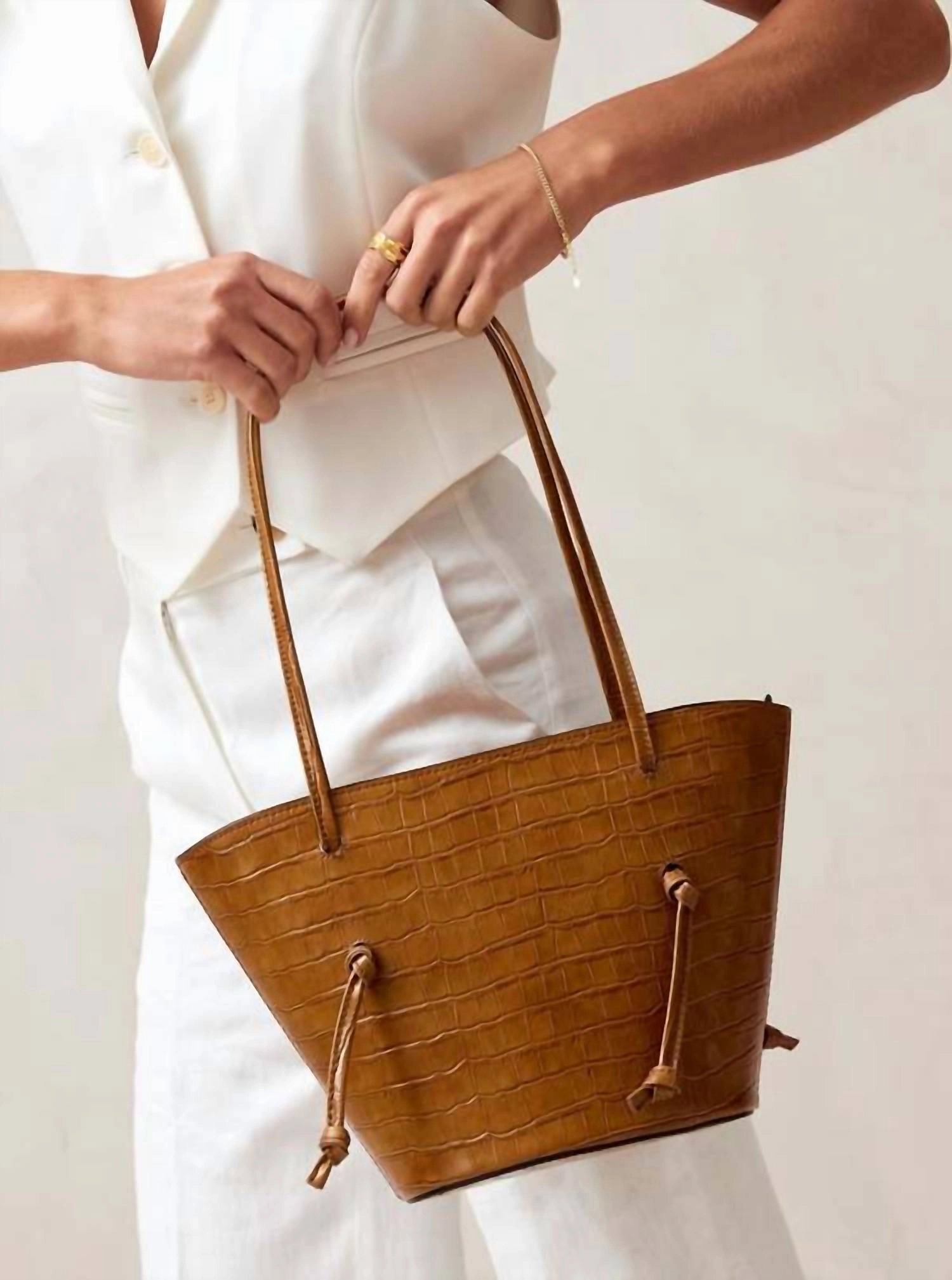 The Tangle Alli Leather Shoulder Bag In Camel