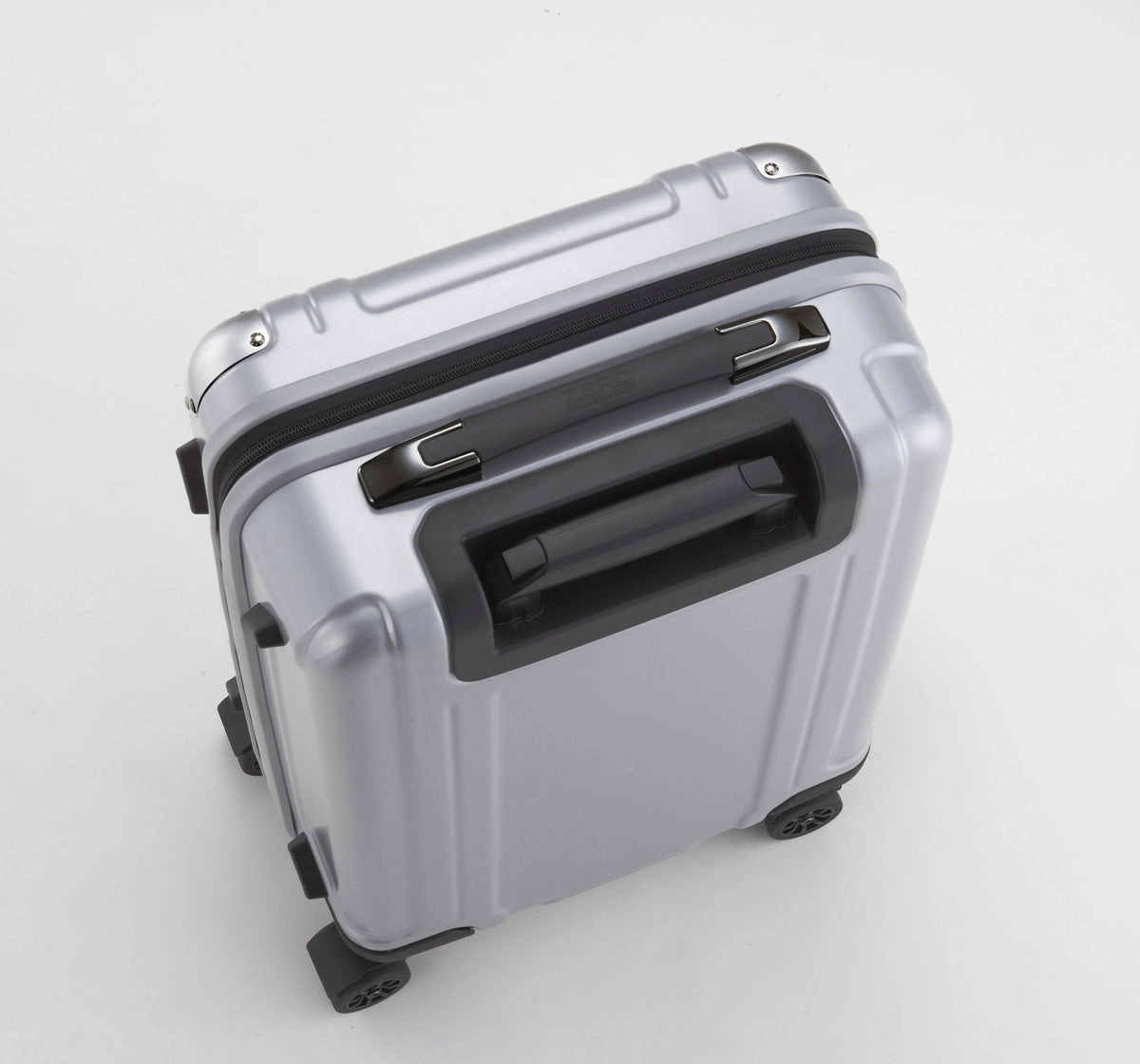Zero Halliburton Geo Polycarbonate Carry On 4 Wheel Spinner Travel Case